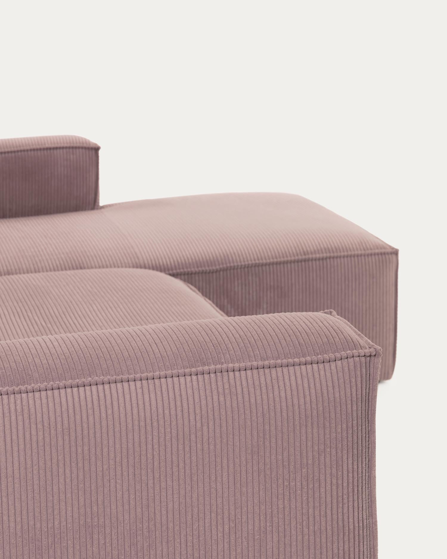 Elegantes 2-Sitzer-Sofa mit rechter Chaiselongue in rosa Cord, 240 cm breit, vereint Stil und Komfort für Ihr Zuhause.