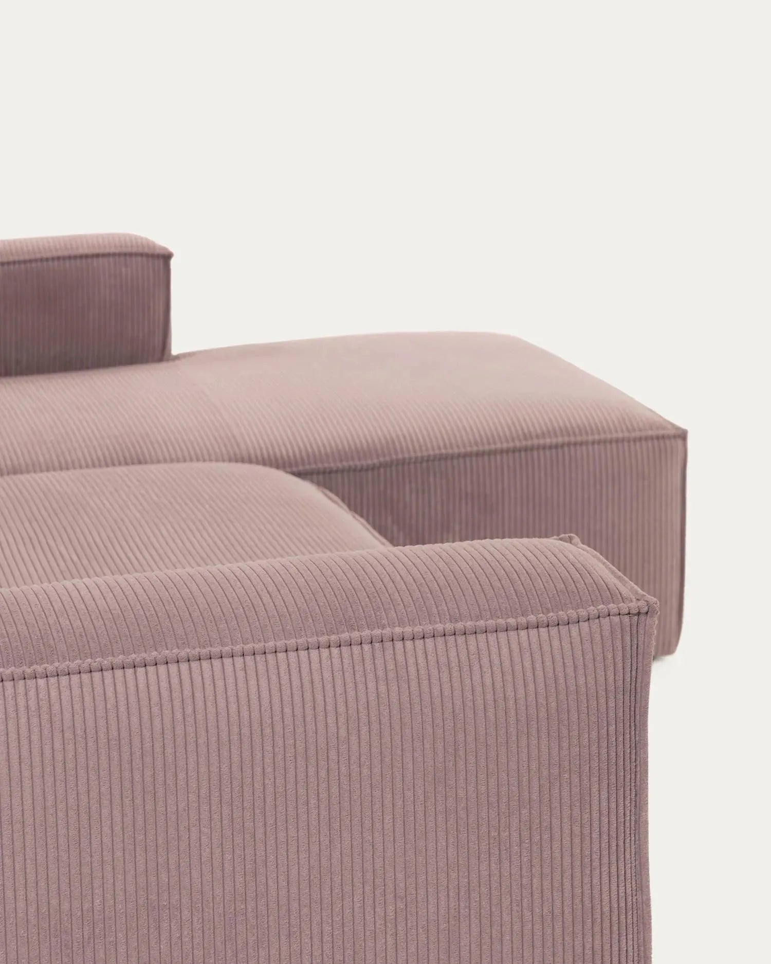 Modernes 2-Sitzer-Sofa mit rechter Chaiselongue, rosa Cordstoff, 240 cm breit, stilvoll und bequem von Kave Home.