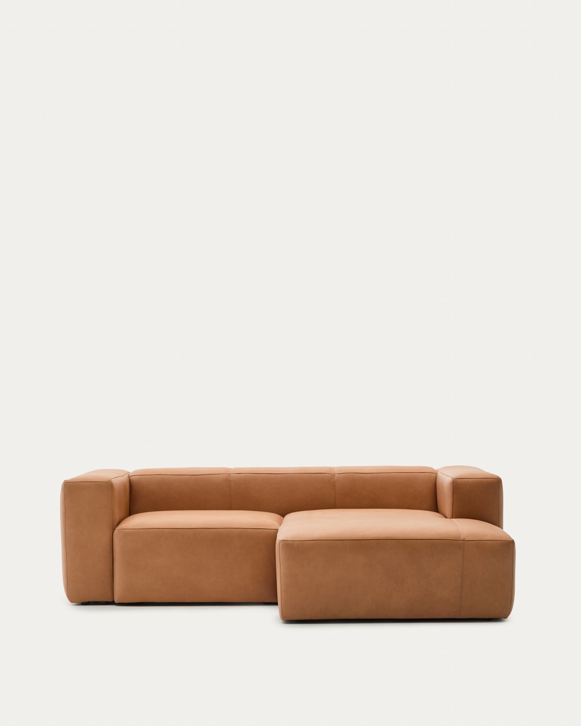Sofa Blok aus braunem Leder 2-Sitzer Chaiselongue rechts 240 cm in Braun präsentiert im Onlineshop von KAQTU Design AG. 2er Sofa ist von Kave Home