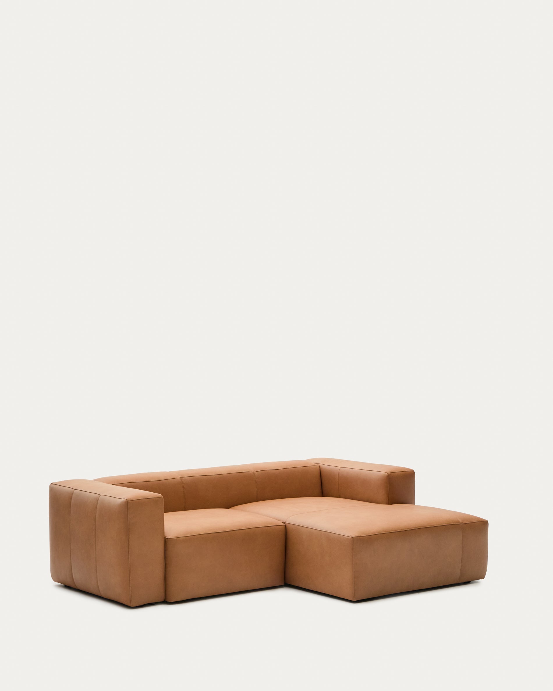 Sofa Blok aus braunem Leder 2-Sitzer Chaiselongue rechts 240 cm in Braun präsentiert im Onlineshop von KAQTU Design AG. 2er Sofa ist von Kave Home