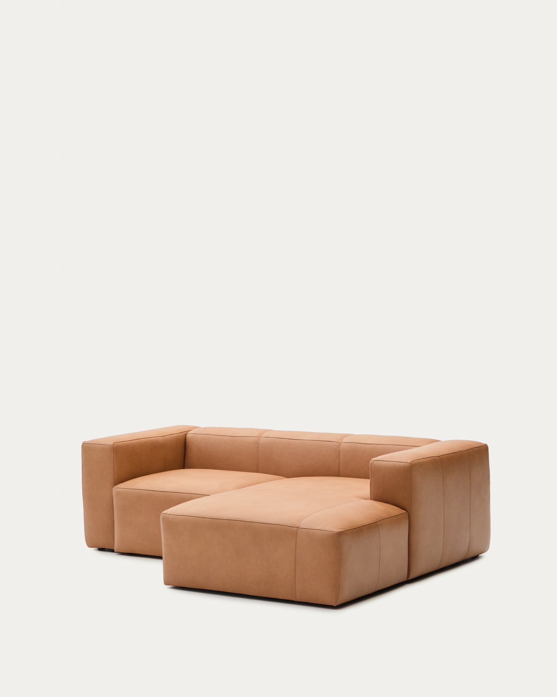 Sofa Blok aus braunem Leder 2-Sitzer Chaiselongue rechts 240 cm in Braun präsentiert im Onlineshop von KAQTU Design AG. 2er Sofa ist von Kave Home