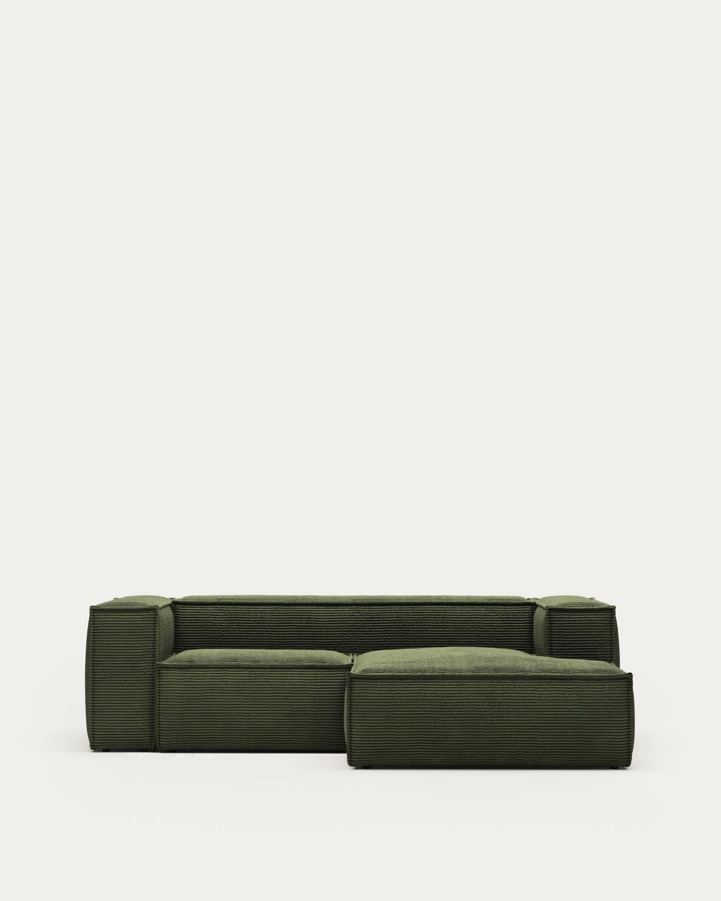 2-Sitzer-Sofa Blok mit Chaiselongue rechts, schwer entflammbar mit dickem, grünen Cord, 240 cm, FSC Mix Credit in Grün präsentiert im Onlineshop von KAQTU Design AG. 2er Sofa ist von Kave Home