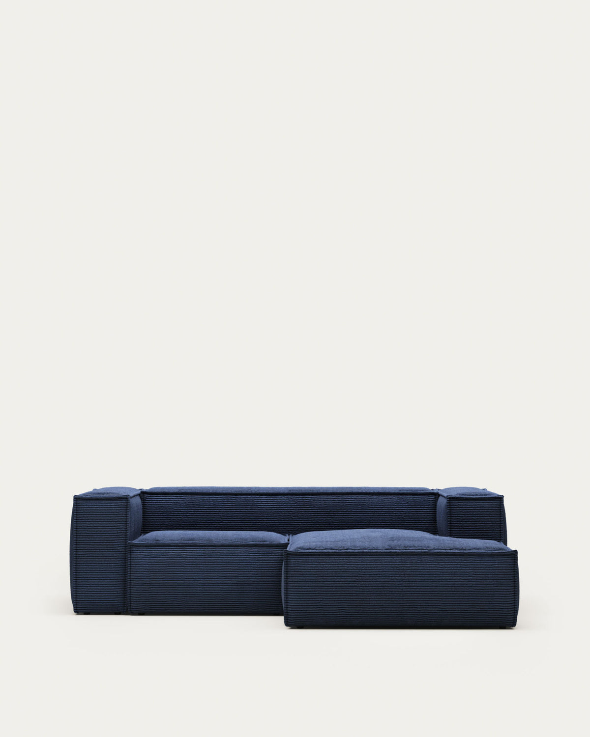 Blok 2-Sitzer-Sofa mit Chaiselongue rechts breiter Cord dunkelblau 240 cm FR in Blau präsentiert im Onlineshop von KAQTU Design AG. 2er Sofa ist von Kave Home