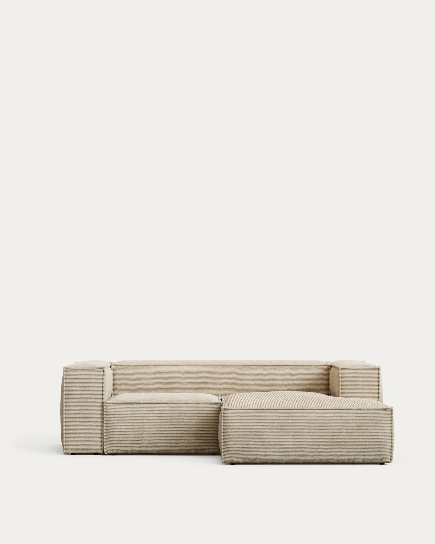 2-Sitzer-Sofa Blok schwer entflammbar mit Chaiselongue rechts und dickem Cord in Ecru 240 cm FSC Mix Credit in Ecru präsentiert im Onlineshop von KAQTU Design AG. L-Sofa rechts ist von Kave Home
