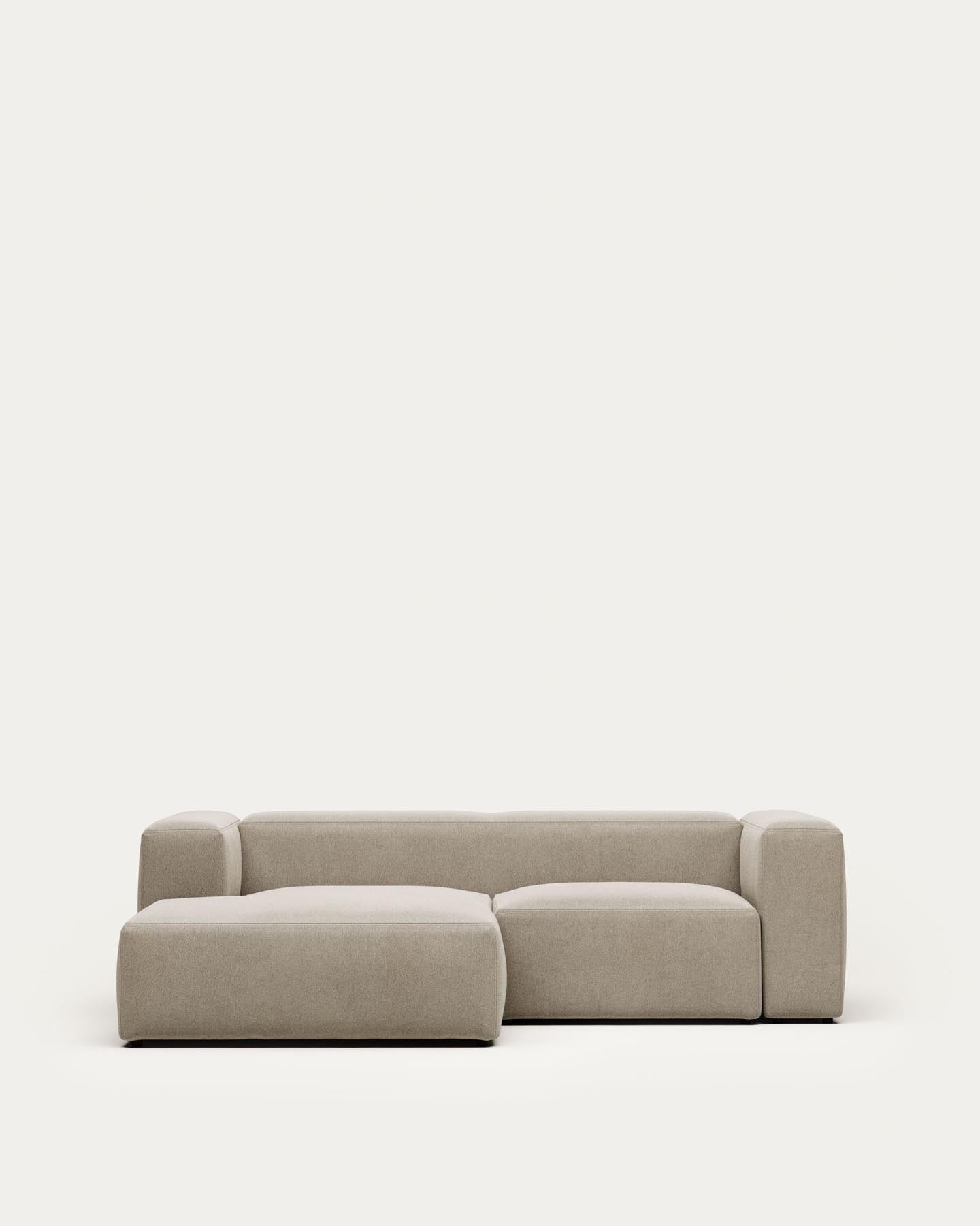 2-Sitzer-Sofa Blok mit Chaiselongue links, schwer entflammbar mit beiger Chenille, 240 cm in Beige präsentiert im Onlineshop von KAQTU Design AG. 2er Sofa ist von Kave Home