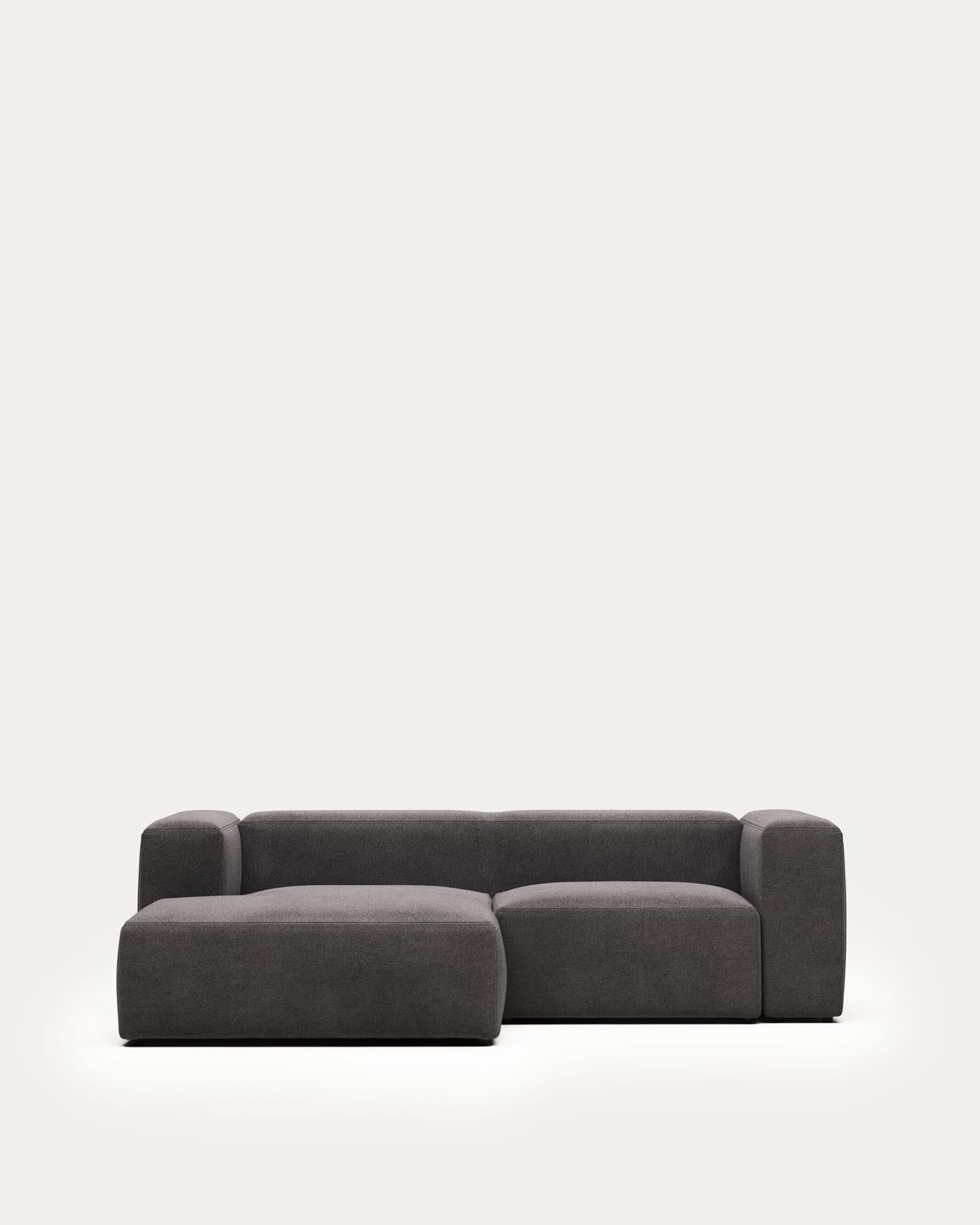 Blok 2-Sitzer-Sofa mit Chaiselongue links in Grau 240 cm FR in Grau präsentiert im Onlineshop von KAQTU Design AG. 2er Sofa ist von Kave Home