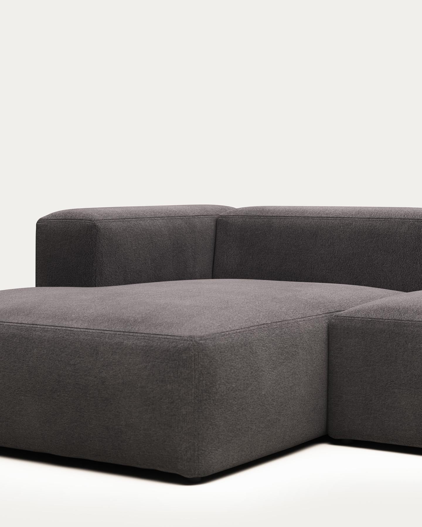 Blok 2-Sitzer-Sofa mit Chaiselongue links in Grau 240 cm FR in Grau präsentiert im Onlineshop von KAQTU Design AG. 2er Sofa ist von Kave Home