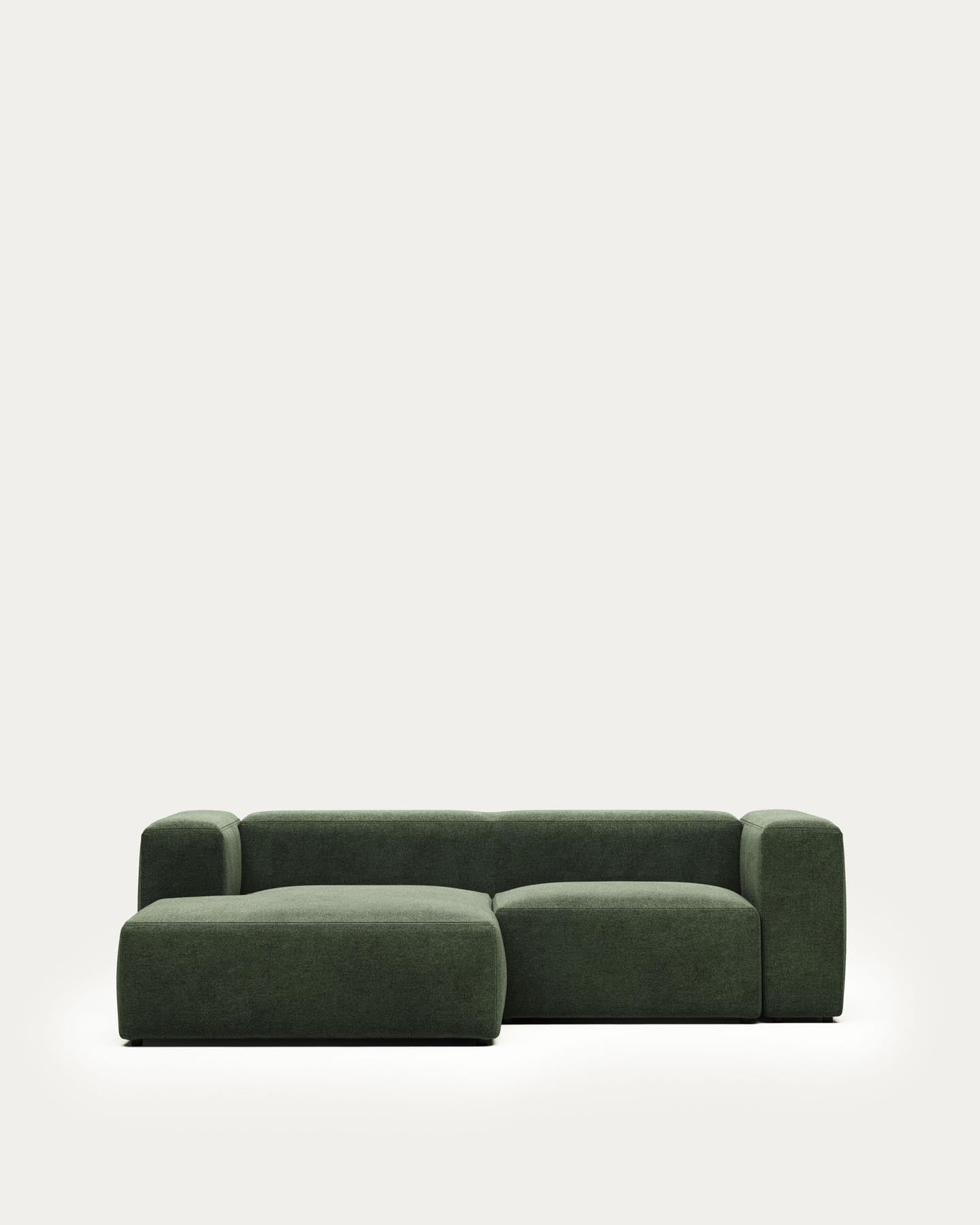 2-Sitzer-Sofa Blok mit Chaiselongue links, schwer entflammbar mit grüner Chenille, 240 cm in Grün präsentiert im Onlineshop von KAQTU Design AG. 2er Sofa ist von Kave Home