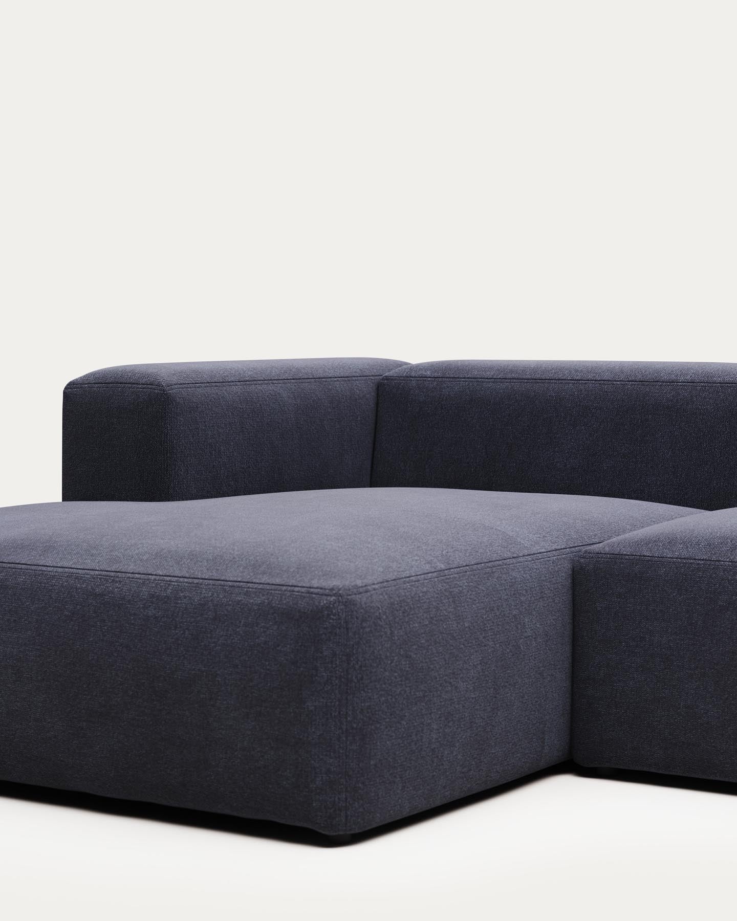 2-Sitzer-Sofa Blok mit Chaiselongue links, schwer entflammbar mit blauer Chenille, 240 cm in Blau präsentiert im Onlineshop von KAQTU Design AG. 2er Sofa ist von Kave Home