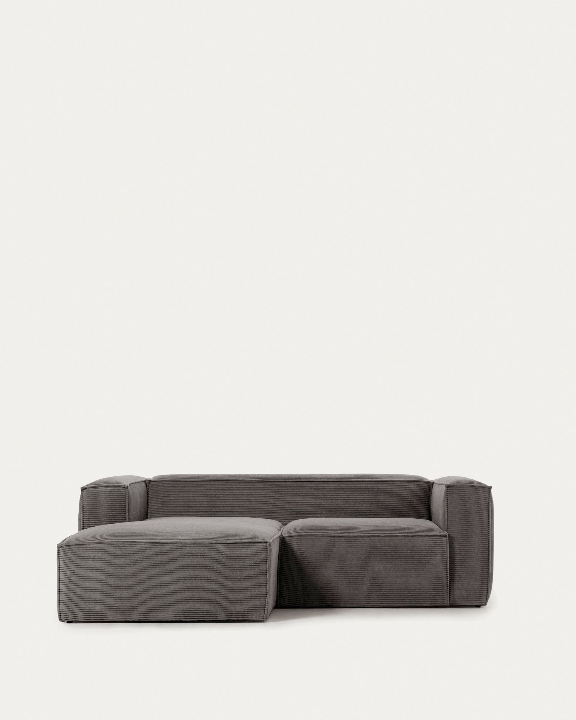 Elegantes 2-Sitzer-Sofa mit linker Chaiselongue in grauem Cord, 240 cm breit, FSC-zertifiziert, für stilvollen Komfort.