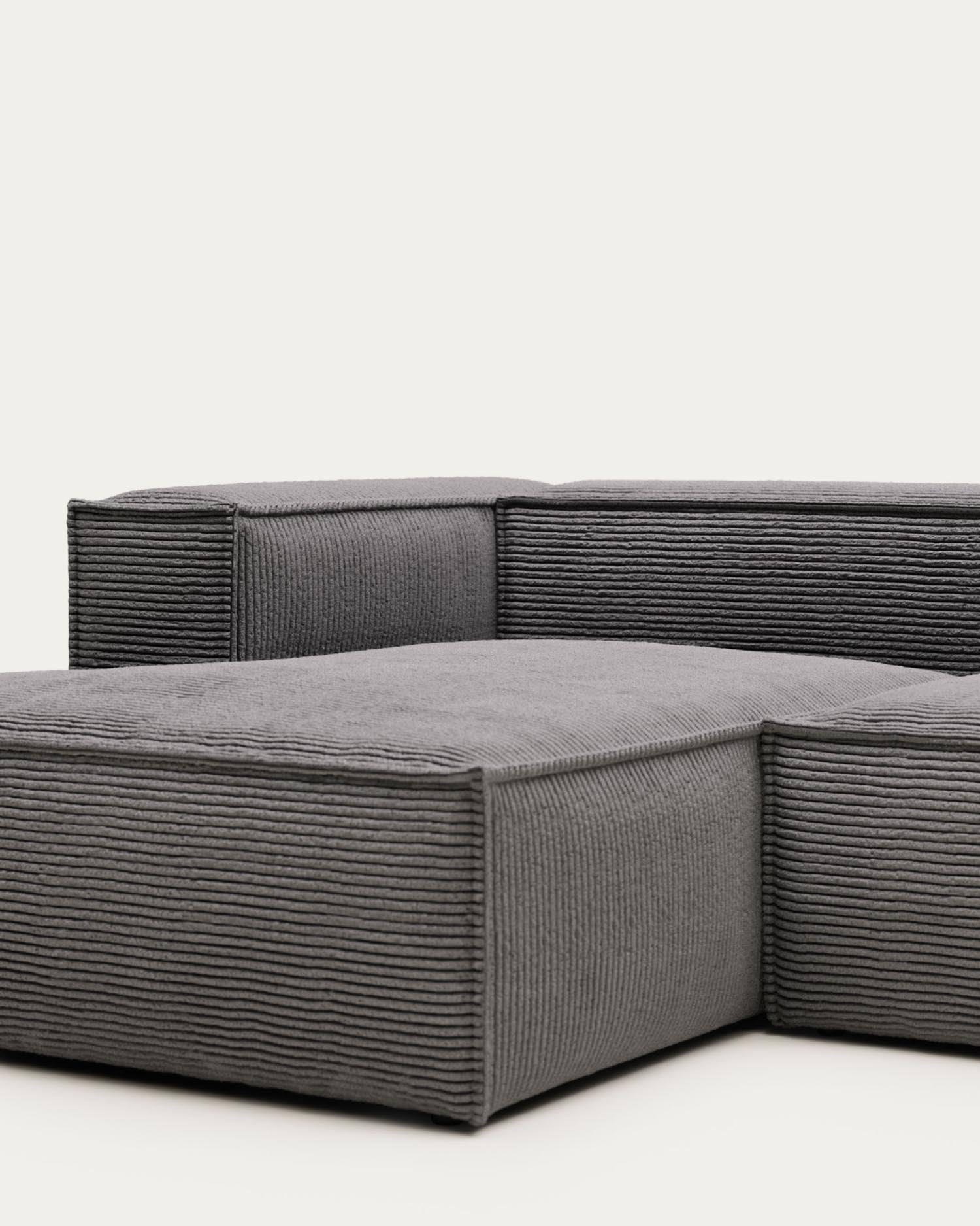 Elegantes 2-Sitzer-Sofa mit linker Chaiselongue in grauem Cord, 240 cm breit, FSC-zertifiziert, für stilvollen Komfort.