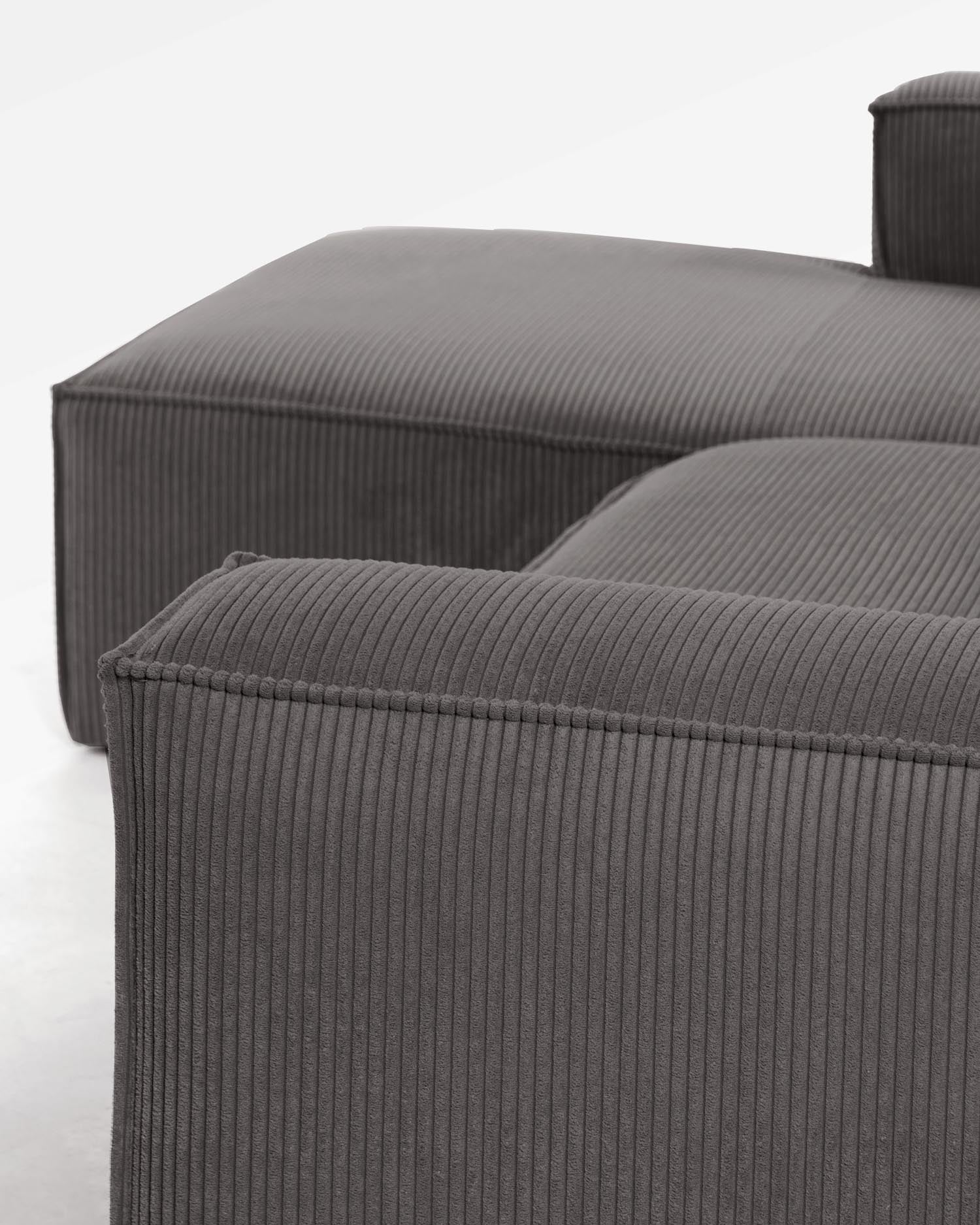 Elegantes 2-Sitzer-Sofa mit linker Chaiselongue aus grauem Cord, 240 cm, bietet Komfort und Stil. Umweltfreundlich und perfekt für entspannte Stunden.