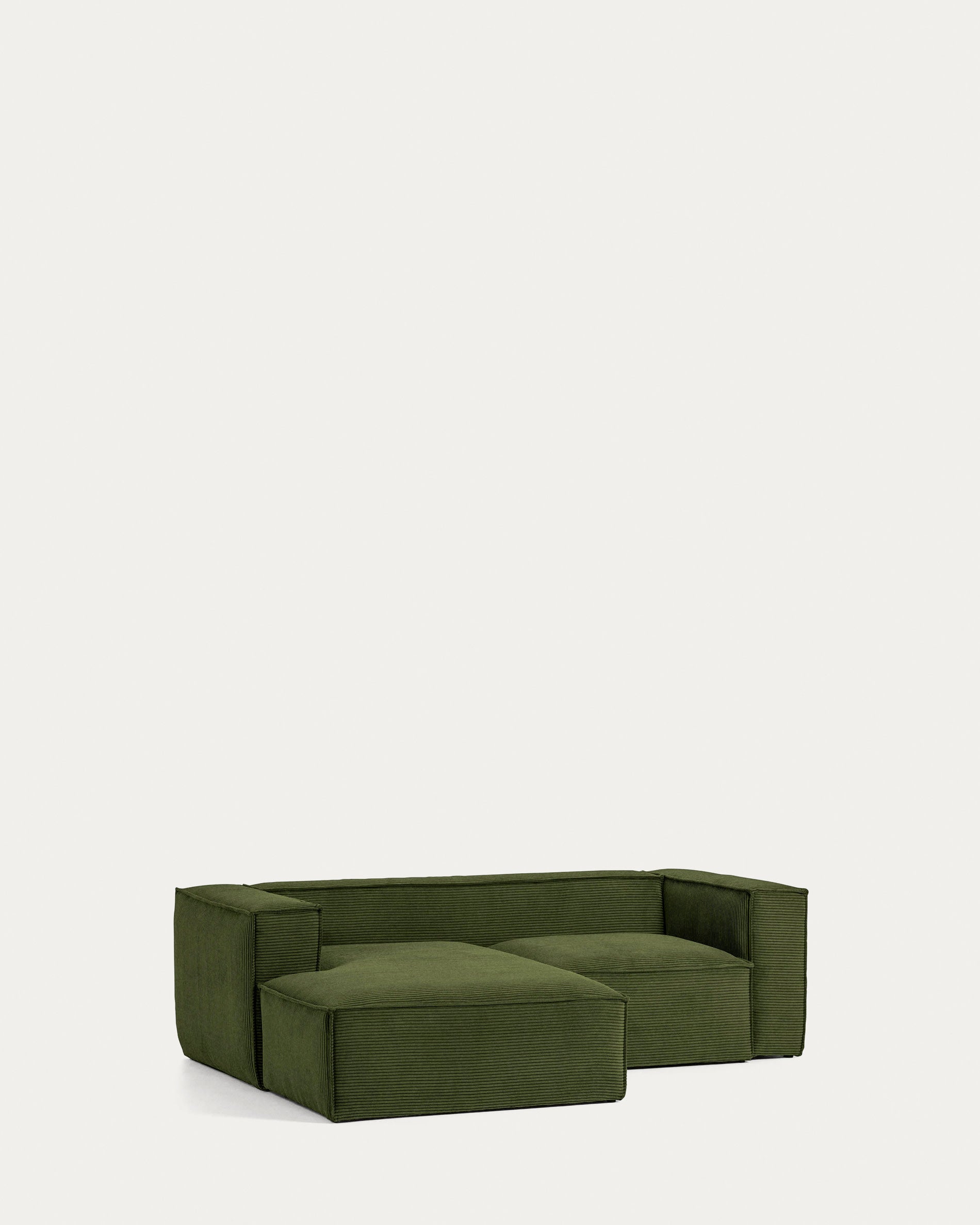 Modernes 2-Sitzer-Sofa mit linker Chaiselongue, grünem Cordstoff, 240 cm breit, nachhaltig mit FSC-Mix-Zertifikat.