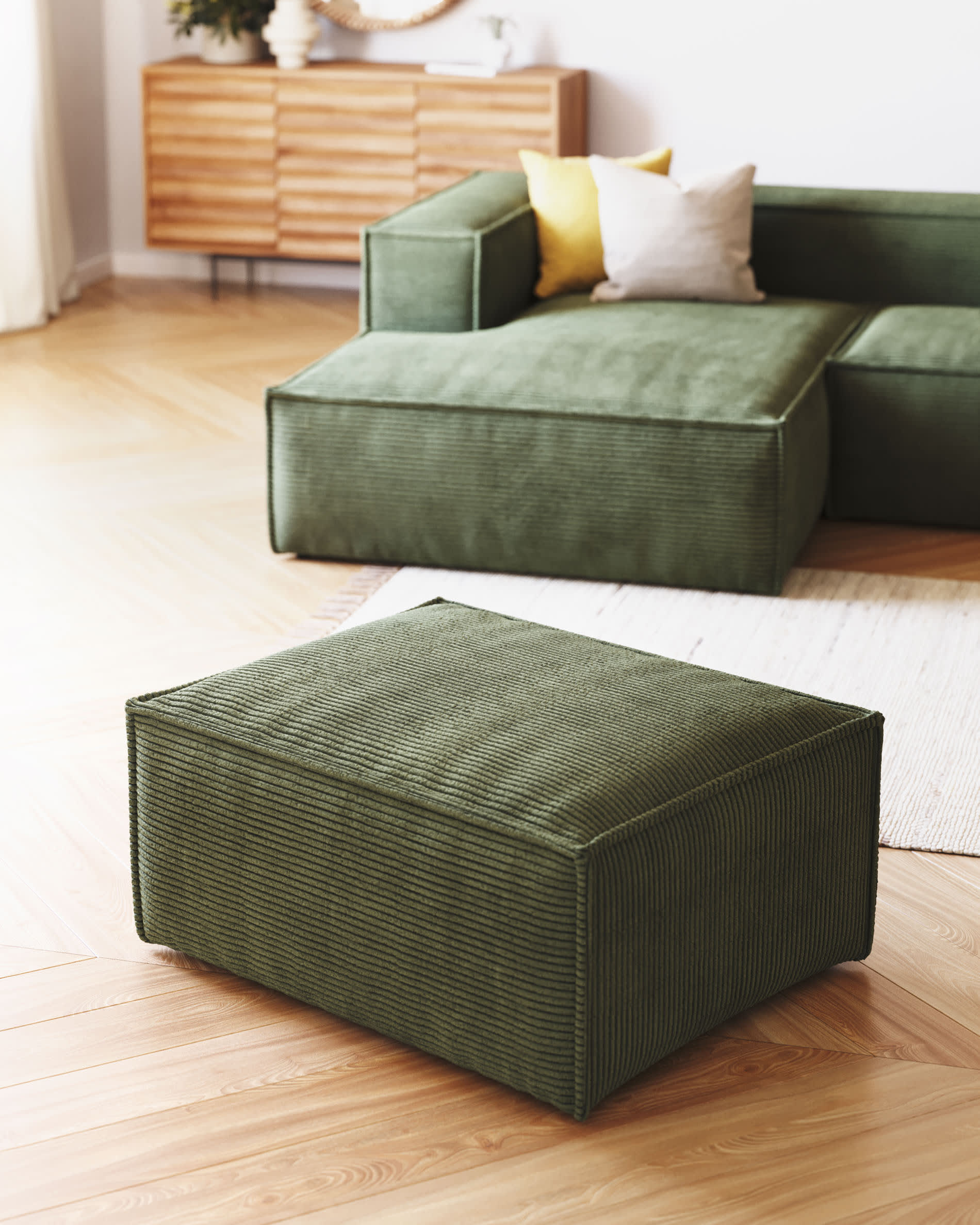 Elegantes 2-Sitzer-Sofa in grünem Cord mit linker Chaiselongue, 240 cm breit, FSC-zertifiziert, modern und umweltbewusst.