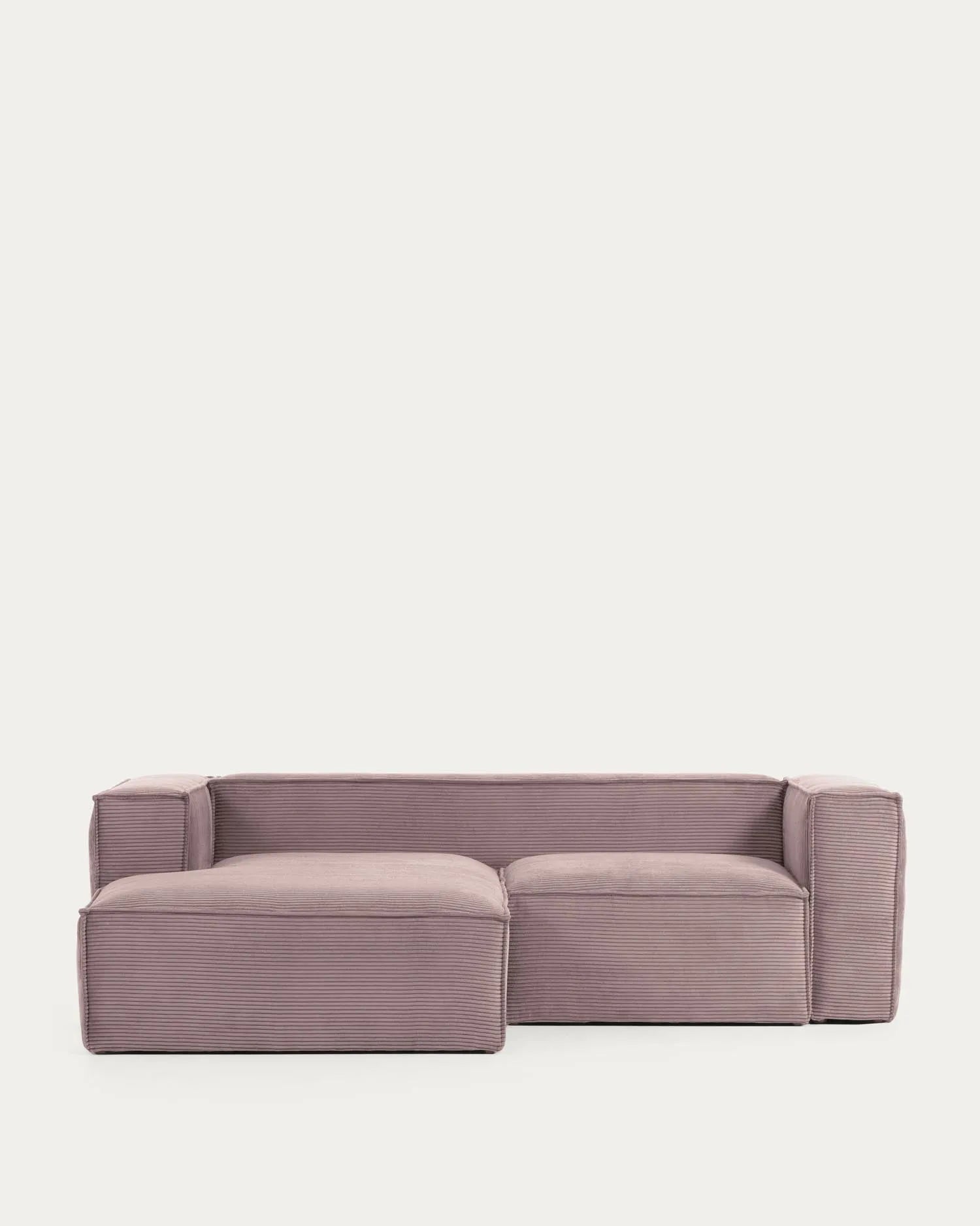 Ein stilvolles rosa Sofa mit Chaiselongue links, aus robustem Cord, ideal für kleine Räume, bietet Komfort und Eleganz.