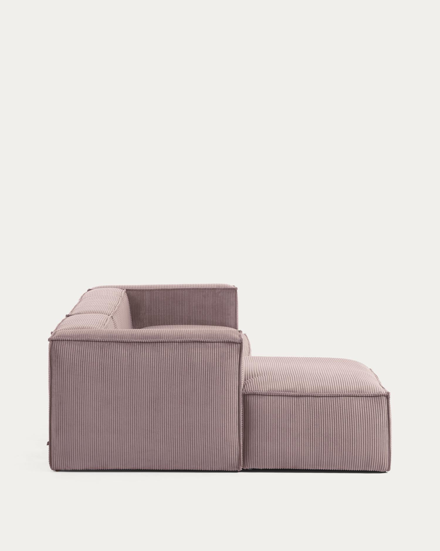 Ein stilvolles rosa Sofa mit Chaiselongue links, aus robustem Cord, ideal für kleine Räume, bietet Komfort und Eleganz.