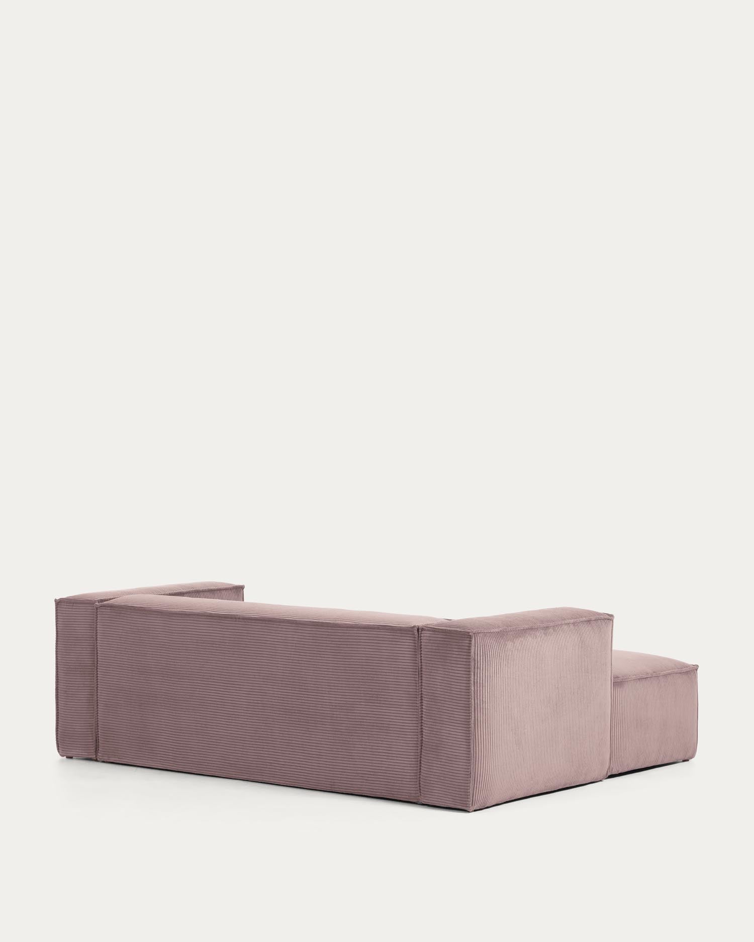 Ein stilvolles rosa Sofa mit Chaiselongue links, aus robustem Cord, ideal für kleine Räume, bietet Komfort und Eleganz.