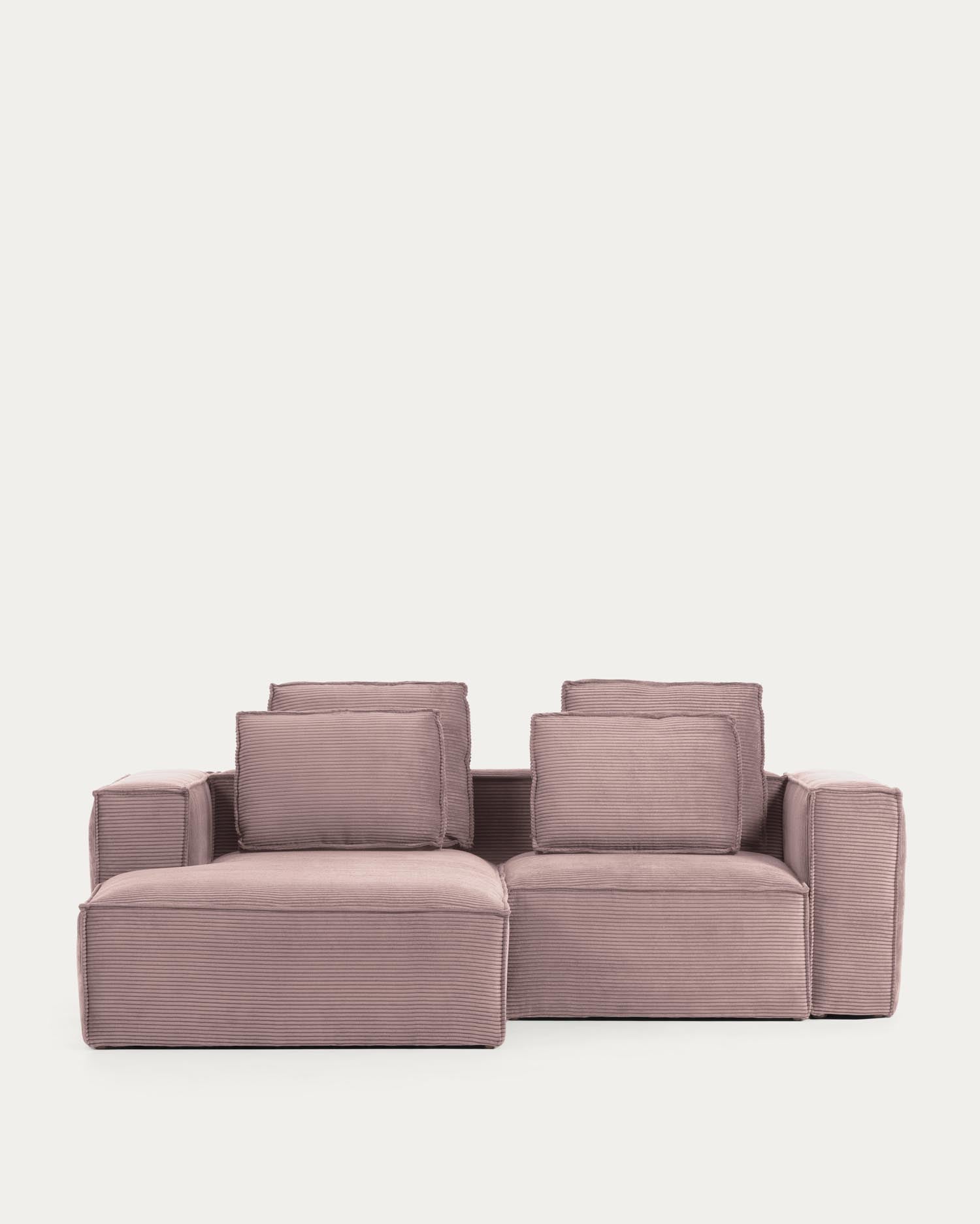 Ein stilvolles rosa Sofa mit Chaiselongue links, aus robustem Cord, ideal für kleine Räume, bietet Komfort und Eleganz.