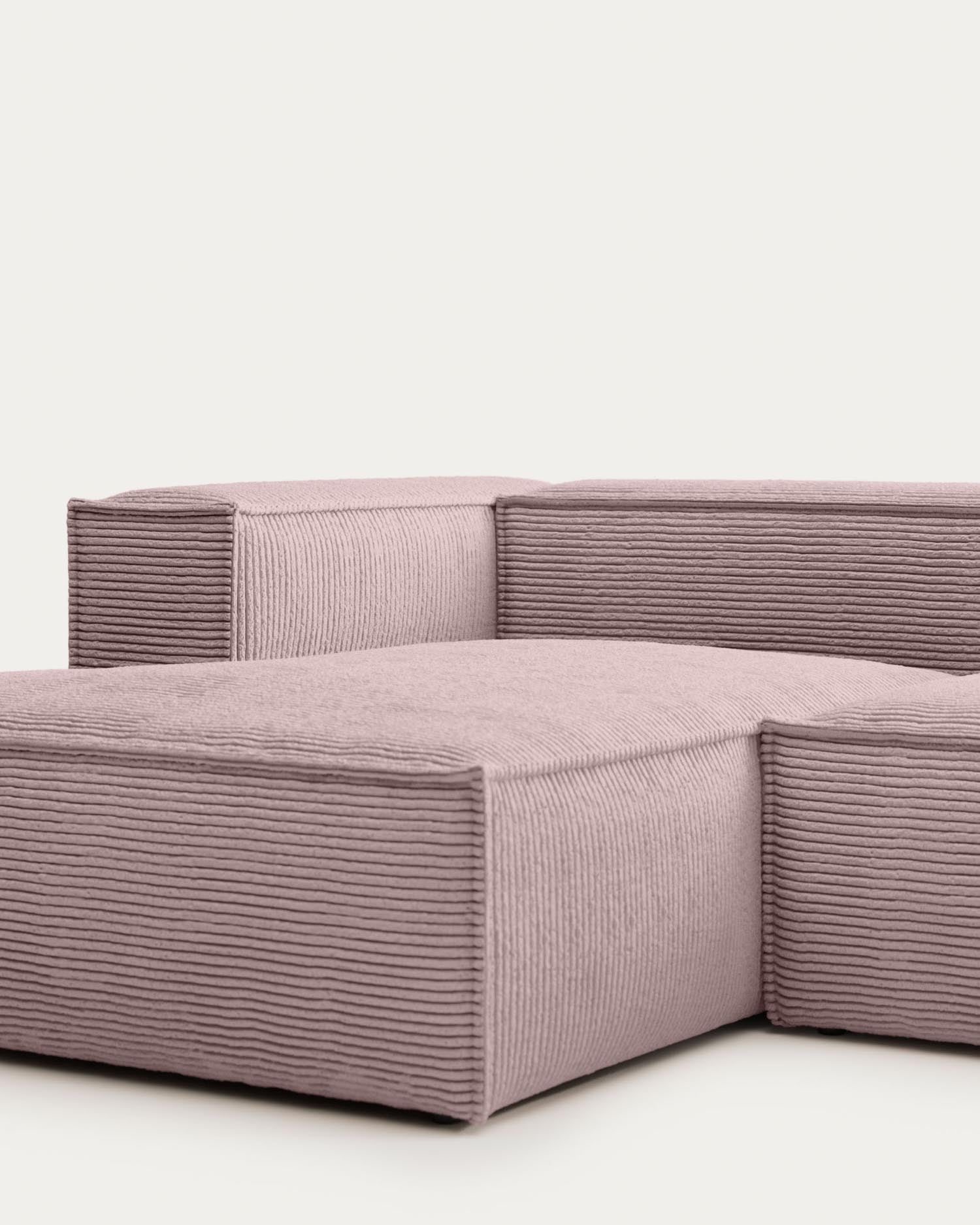 Ein stilvolles rosa Sofa mit Chaiselongue links, aus robustem Cord, ideal für kleine Räume, bietet Komfort und Eleganz.