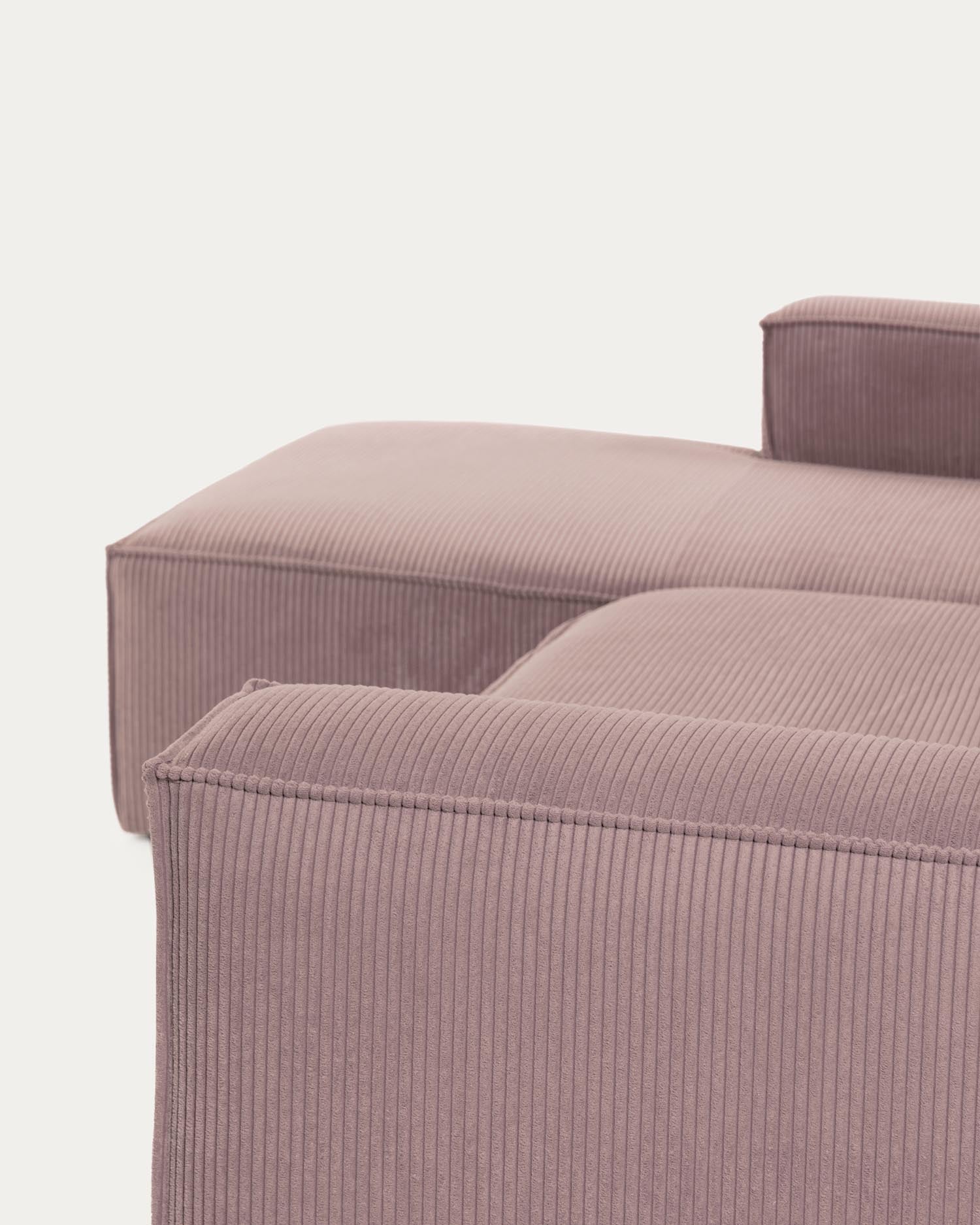 Ein stilvolles rosa Sofa mit Chaiselongue links, aus robustem Cord, ideal für kleine Räume, bietet Komfort und Eleganz.