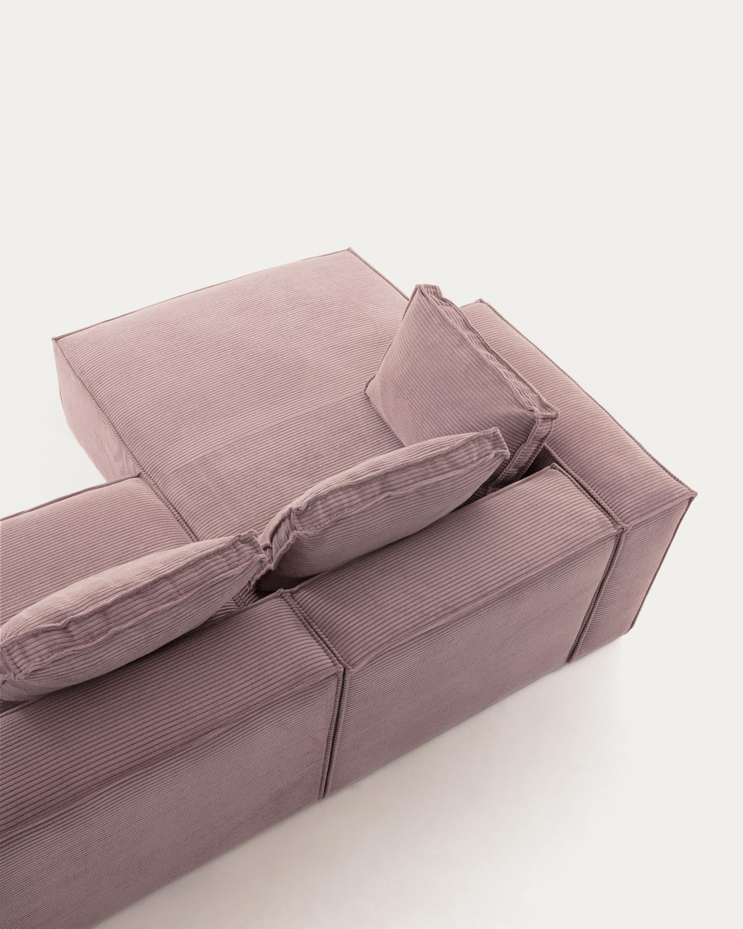 Stylisches 2-Sitzer-Sofa mit linker Chaiselongue in robustem rosa Cord, 240 cm, perfekt für gemütliche Stunden und moderne Wohnräume.