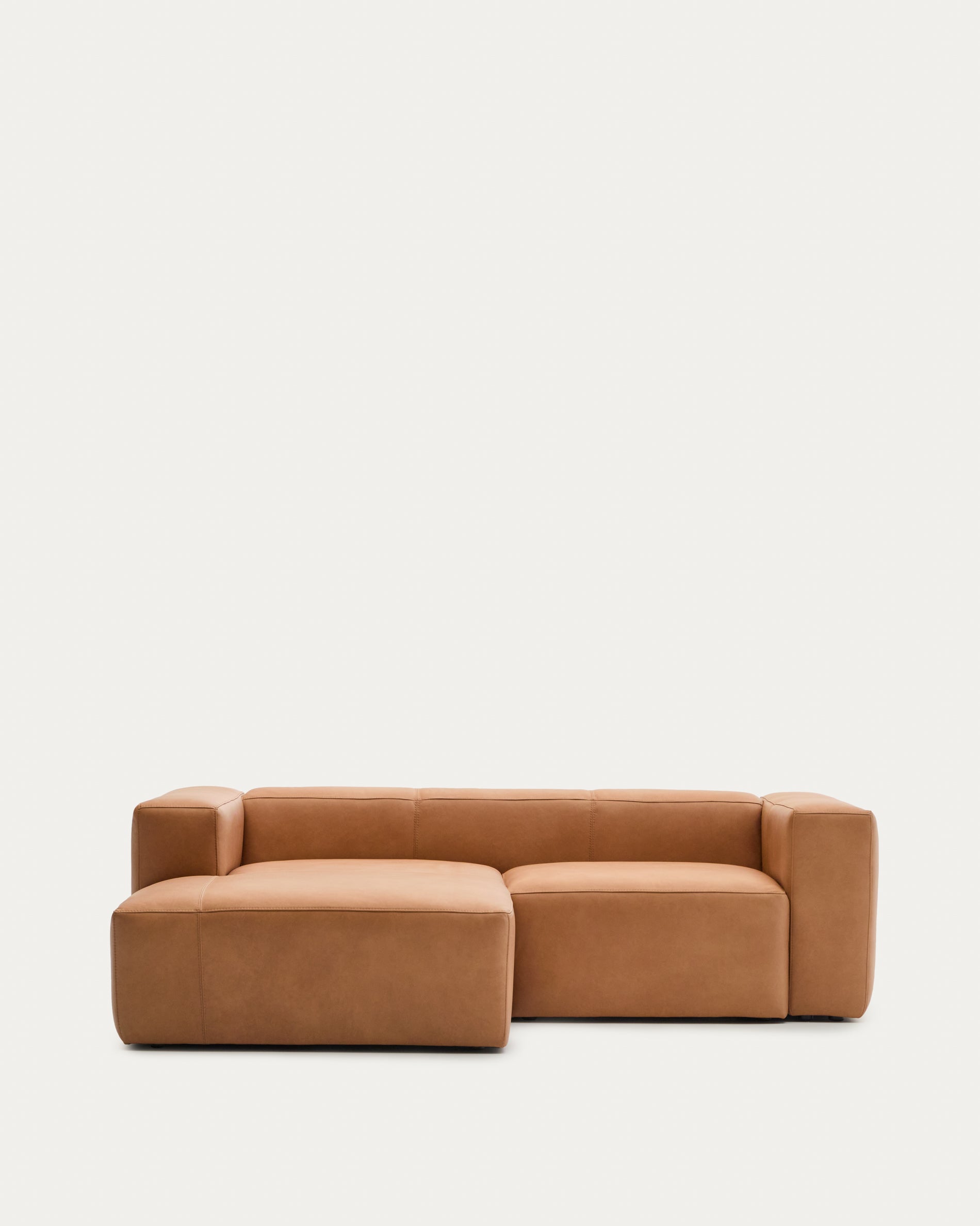 Sofa Blok aus braunem Leder 2-Sitzer Chaiselongue links 240 cm in Braun präsentiert im Onlineshop von KAQTU Design AG. 2er Sofa ist von Kave Home
