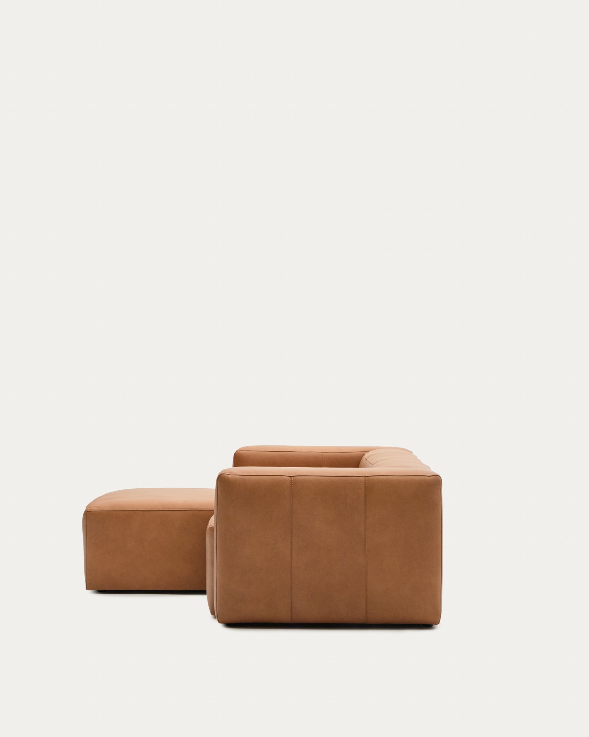 Sofa Blok aus braunem Leder 2-Sitzer Chaiselongue links 240 cm in Braun präsentiert im Onlineshop von KAQTU Design AG. 2er Sofa ist von Kave Home