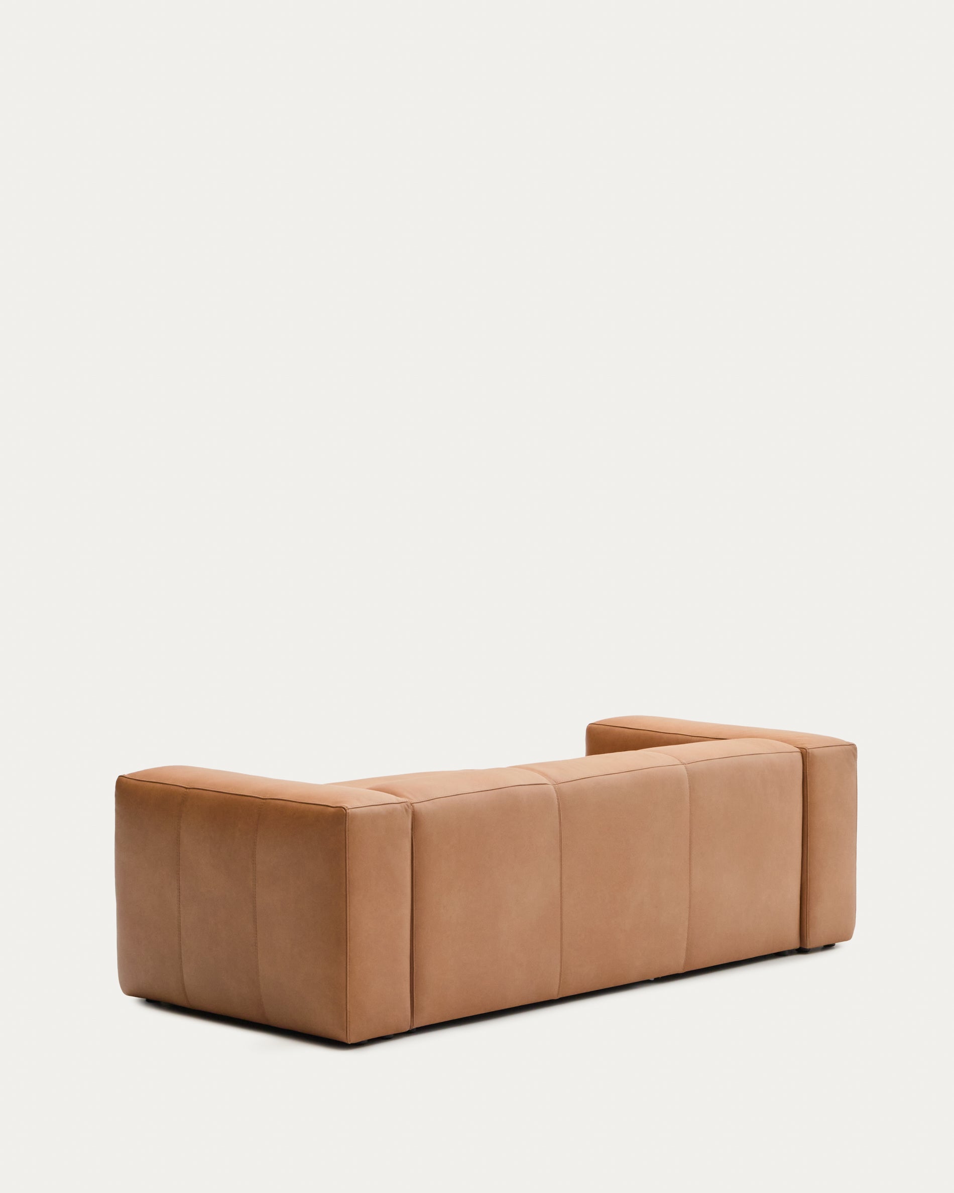 Sofa Blok aus braunem Leder 2-Sitzer Chaiselongue links 240 cm in Braun präsentiert im Onlineshop von KAQTU Design AG. 2er Sofa ist von Kave Home