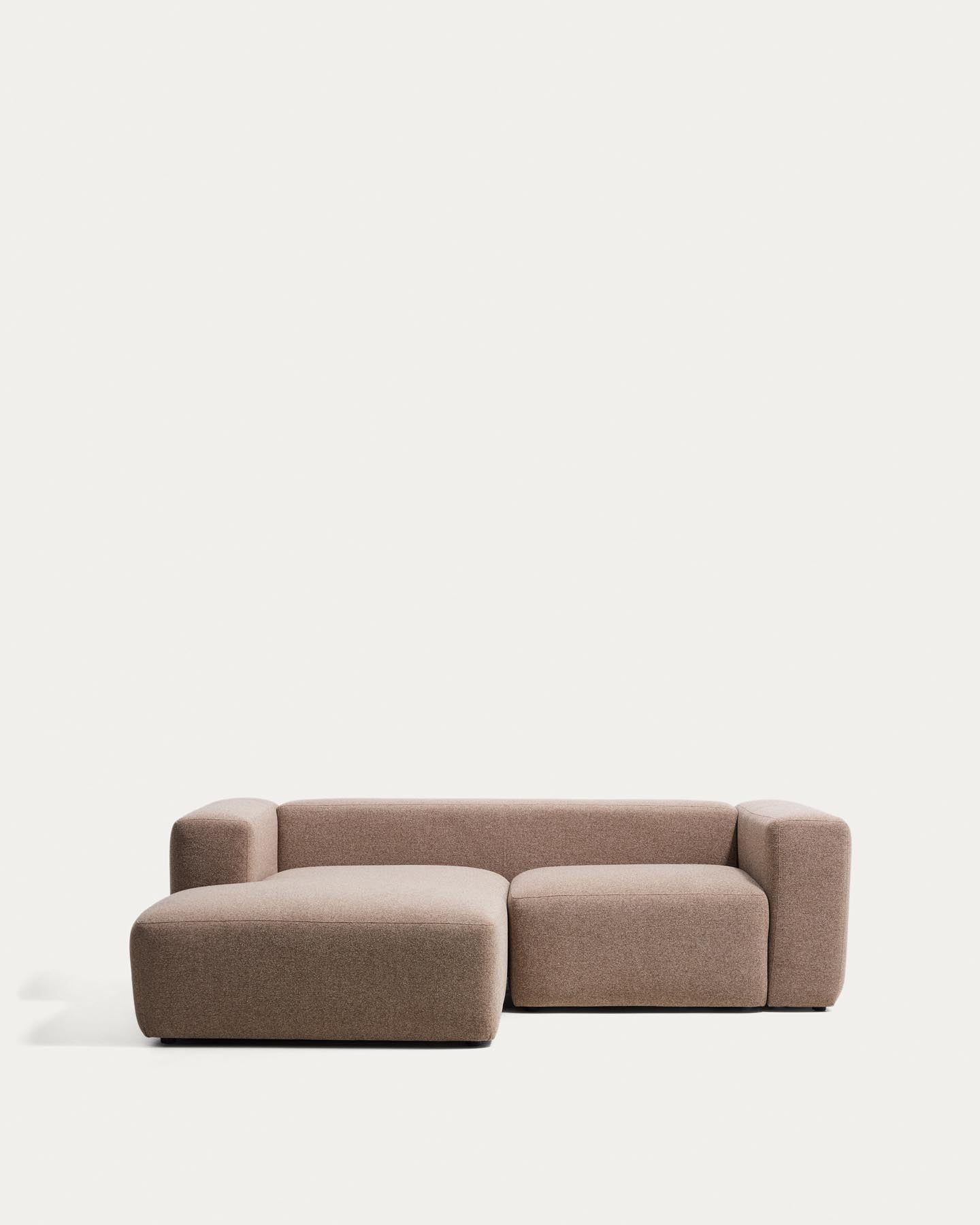 2-Sitzer-Sofa Blok mit Chaiselongue links in brauner Chenille, 240 cm, FSC Mix Credit in Taupe präsentiert im Onlineshop von KAQTU Design AG. L-Sofa links ist von Kave Home