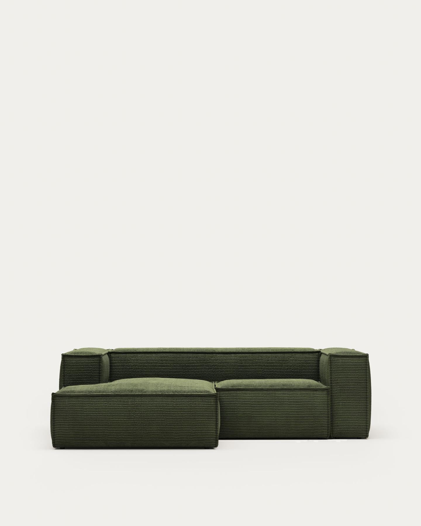 2-Sitzer-Sofa Blok mit Chaiselongue links, schwer entflammbar mit dickem, grünen Cord, 240 cm, FSC Mix Credit in Grün präsentiert im Onlineshop von KAQTU Design AG. 2er Sofa ist von Kave Home
