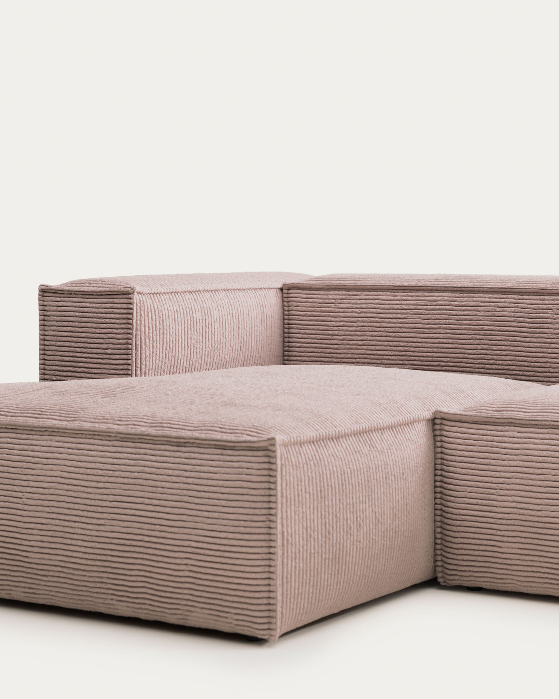 2-Sitzer-Sofa Blok mit Chaiselongue links, schwer entflammbar mit dickem, rosafarbenem Cord, 240 cm, FSC Mix Credit in Rosa präsentiert im Onlineshop von KAQTU Design AG. 2er Sofa ist von Kave Home