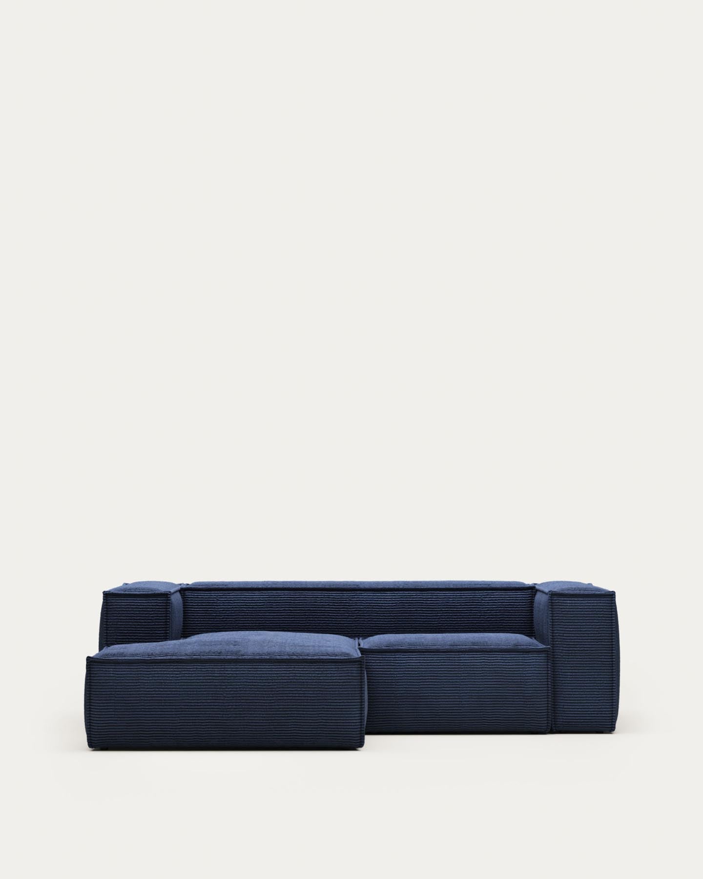 2-Sitzer-Sofa Blok mit Chaiselongue links, schwer entflammbar mit dickem, blauem Cord, 240 cm, FSC Mix Credit in Blau präsentiert im Onlineshop von KAQTU Design AG. 2er Sofa ist von Kave Home