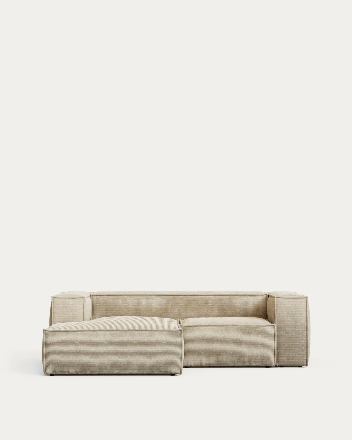 2-Sitzer-Sofa Blok schwer entflammbar mit Chaiselongue links und dickem Cord in Ecru 240 cm FSC Mix Credit in Ecru präsentiert im Onlineshop von KAQTU Design AG. L-Sofa links ist von Kave Home