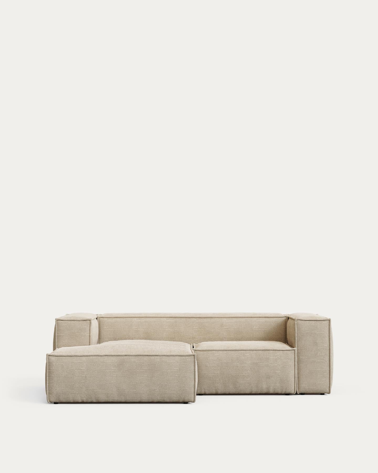 2-Sitzer-Sofa Blok schwer entflammbar mit Chaiselongue links und dickem Cord in Ecru 240 cm FSC Mix Credit in Ecru präsentiert im Onlineshop von KAQTU Design AG. L-Sofa links ist von Kave Home