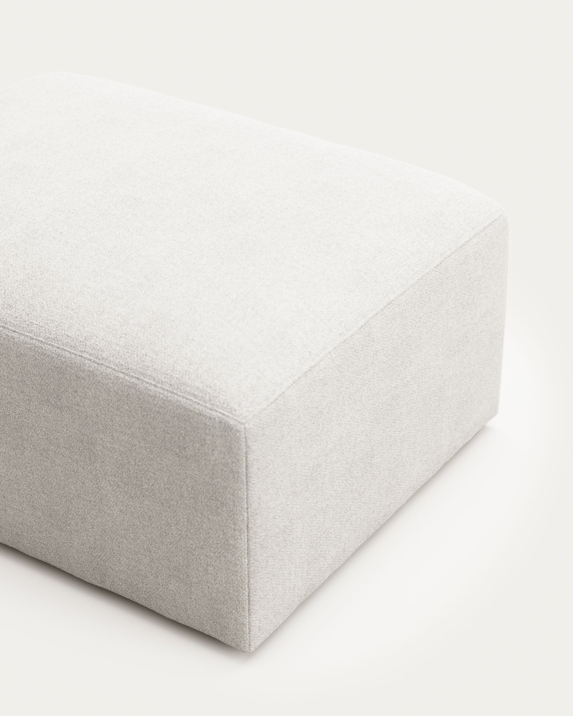Fussablage Blok, schwer entflammbar mit weissem Lammfellimitat, 90 x 74 cm, FSC Mix Credit in Weiss präsentiert im Onlineshop von KAQTU Design AG. Pouf ist von Kave Home