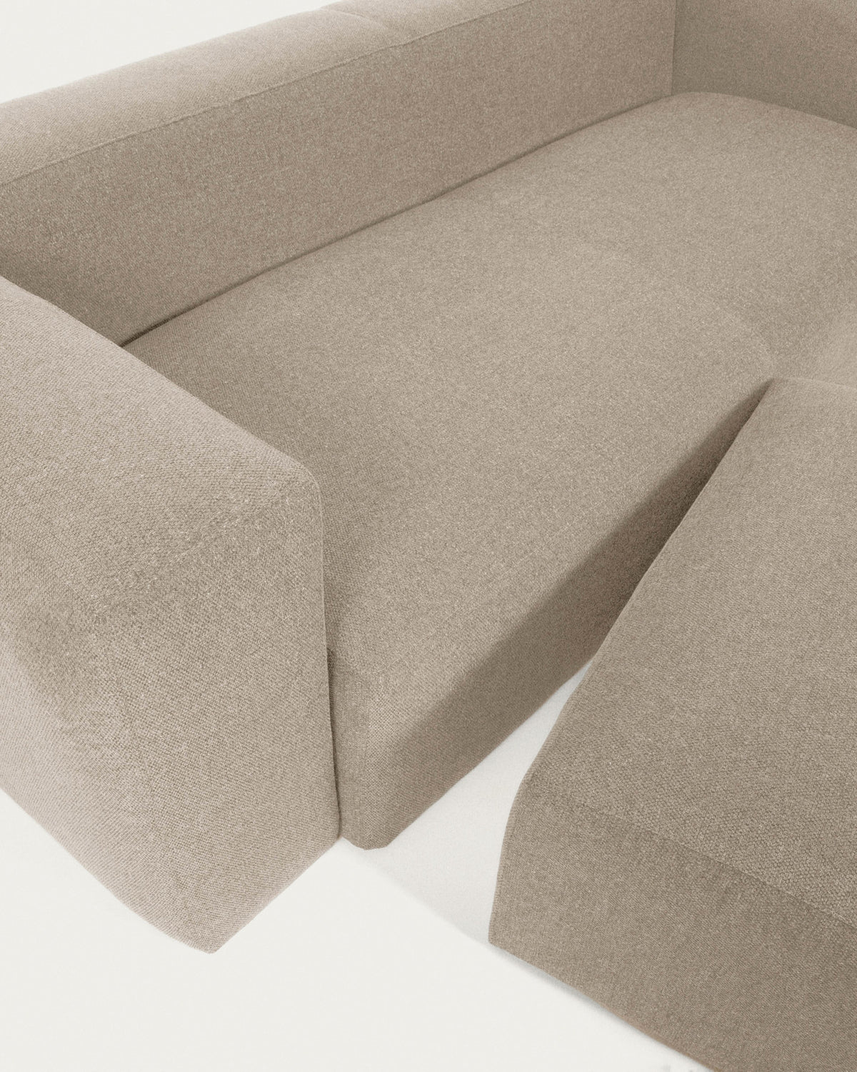 Fussablage Blok mit beiger Chenille 90 x 74 cm FSC Mix Credit in Beige präsentiert im Onlineshop von KAQTU Design AG. Pouf ist von Kave Home
