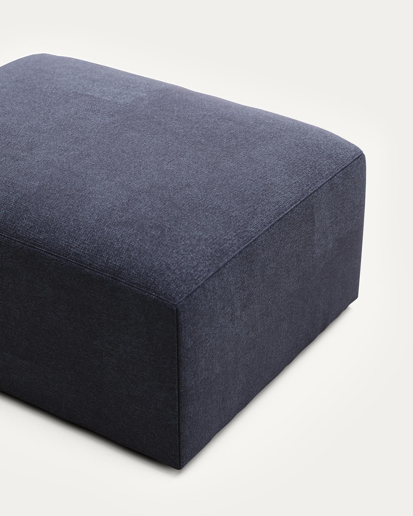 Fussablage Blok, schwer entflammbar mit blauer Chenille, 90 x 74 cm in Blau präsentiert im Onlineshop von KAQTU Design AG. Pouf ist von Kave Home