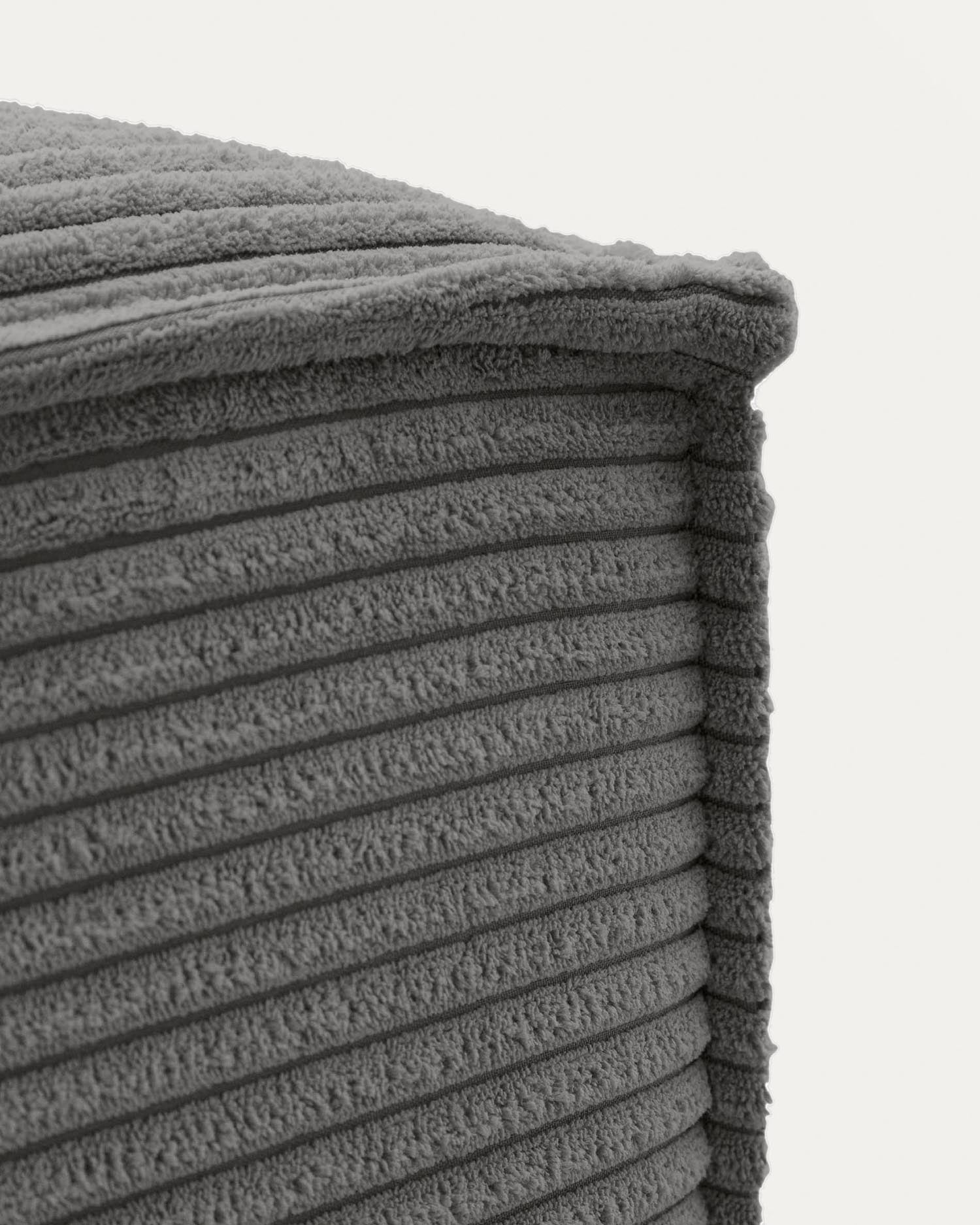 Entdecken Sie die elegante Blok-Fußablage von Kave Home in grauem Cord. Mit 90 x 70 cm bietet sie Komfort und Stil für Ihr Zuhause.