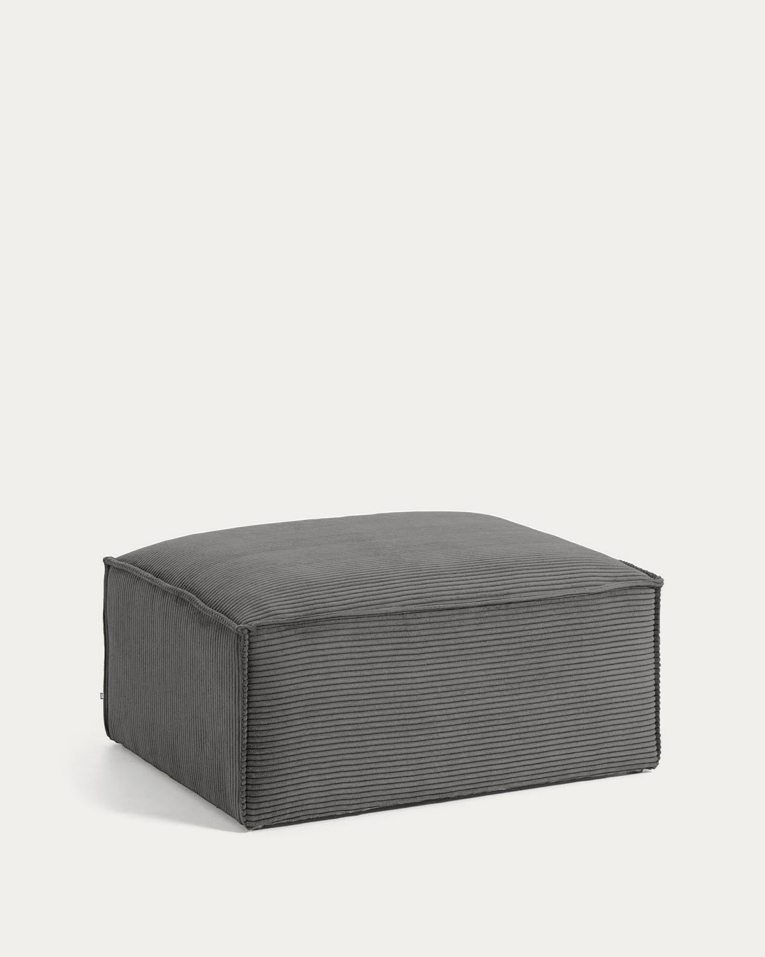 Erleben Sie die stilvolle Blok-Fußablage von Kave Home in modernem grauem Cord. Mit großzügigen 90 x 70 cm vereint sie Eleganz und Funktionalität.