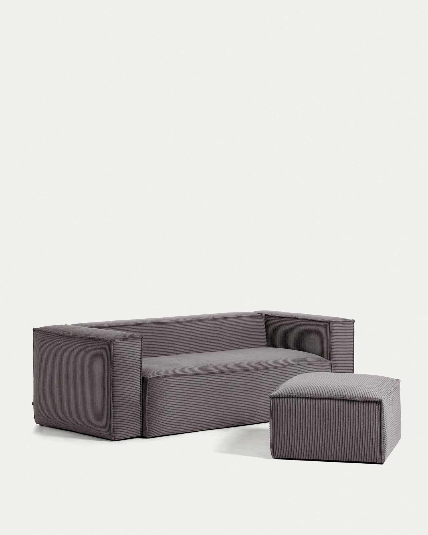 Entdecken Sie die elegante Blok-Fußablage von Kave Home in grauem Cord. Mit 90 x 70 cm bietet sie Komfort und Stil für Ihr Zuhause.