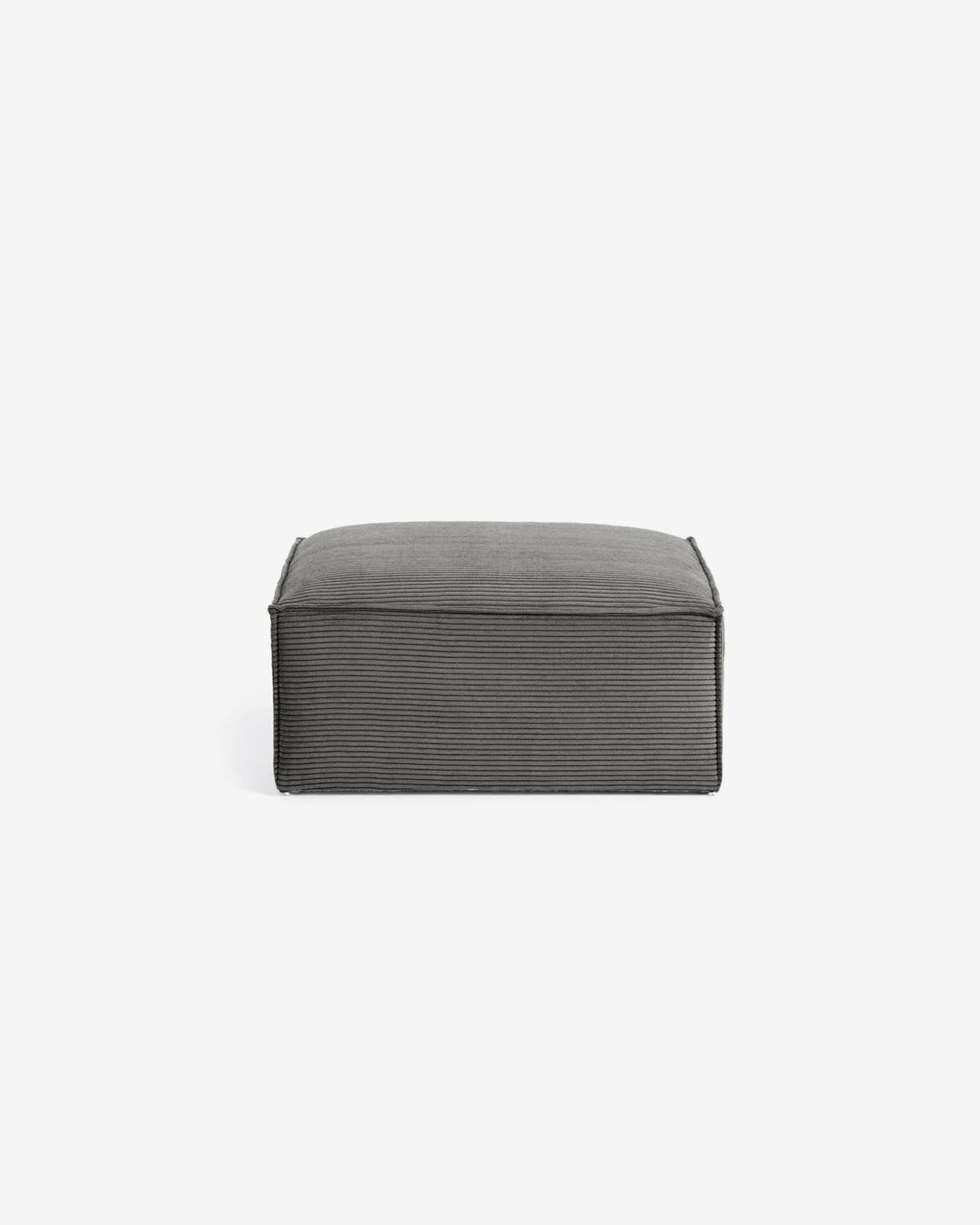 Erleben Sie die stilvolle Blok-Fußablage von Kave Home in modernem grauem Cord. Mit großzügigen 90 x 70 cm vereint sie Funktionalität und Eleganz.