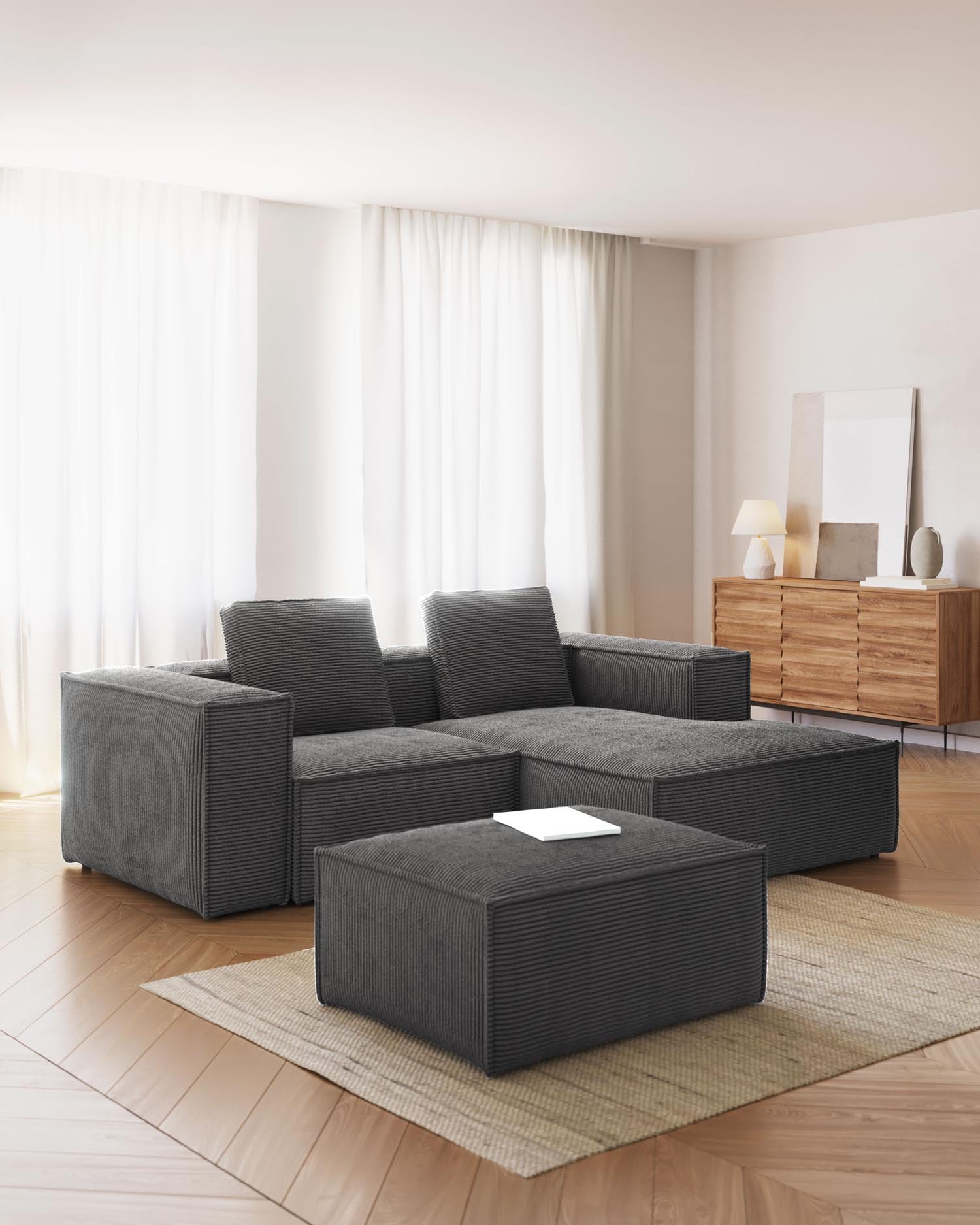 Entdecken Sie die elegante Blok-Fußablage in grauem Cord von Kave Home. Mit 90 x 70 cm bietet sie Komfort und Stil für Ihr Zuhause.
