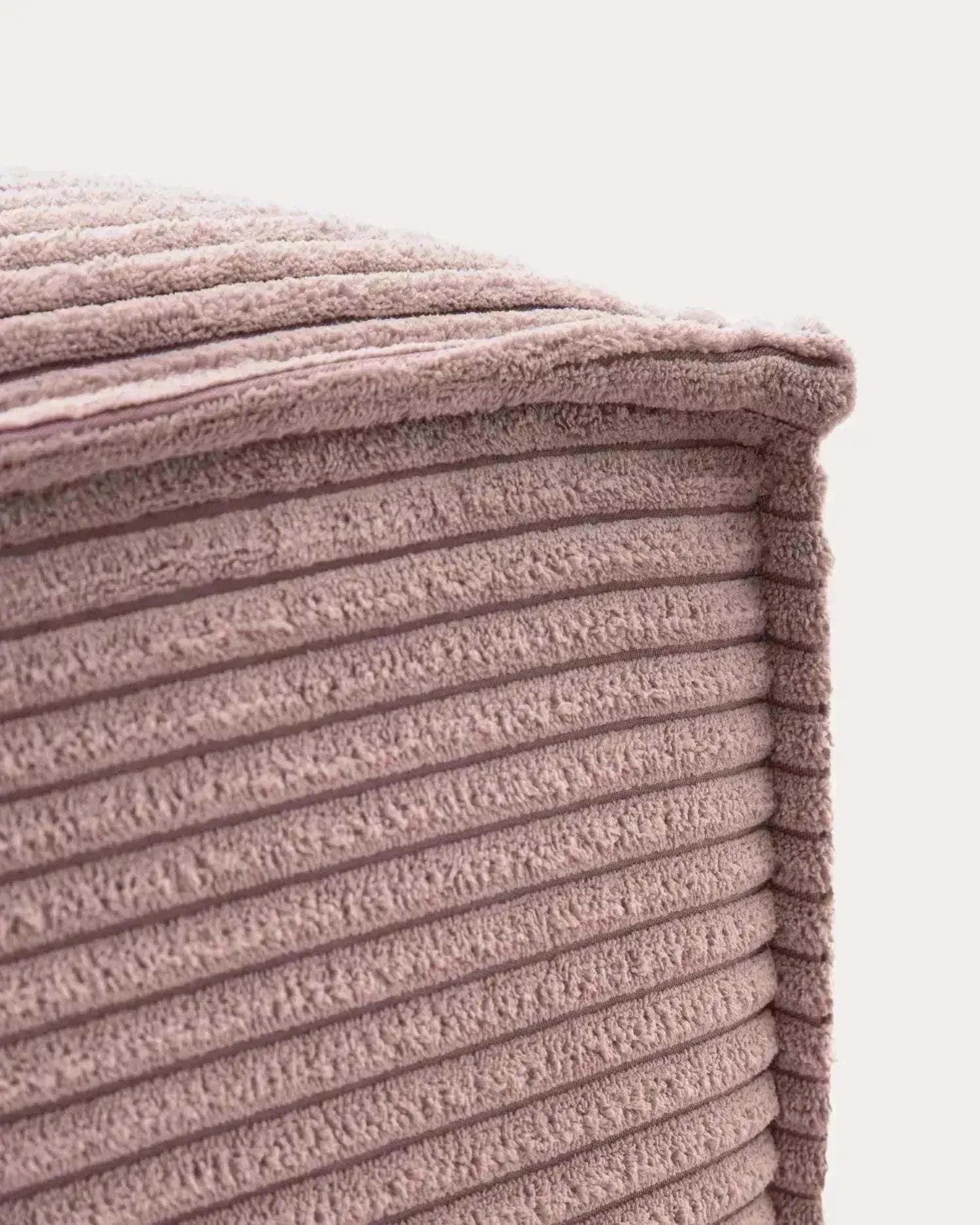 Die rosa Fussablage Blok von Kave Home vereint Komfort und Stil mit breitem Cordstoff und stabiler Holzstruktur.