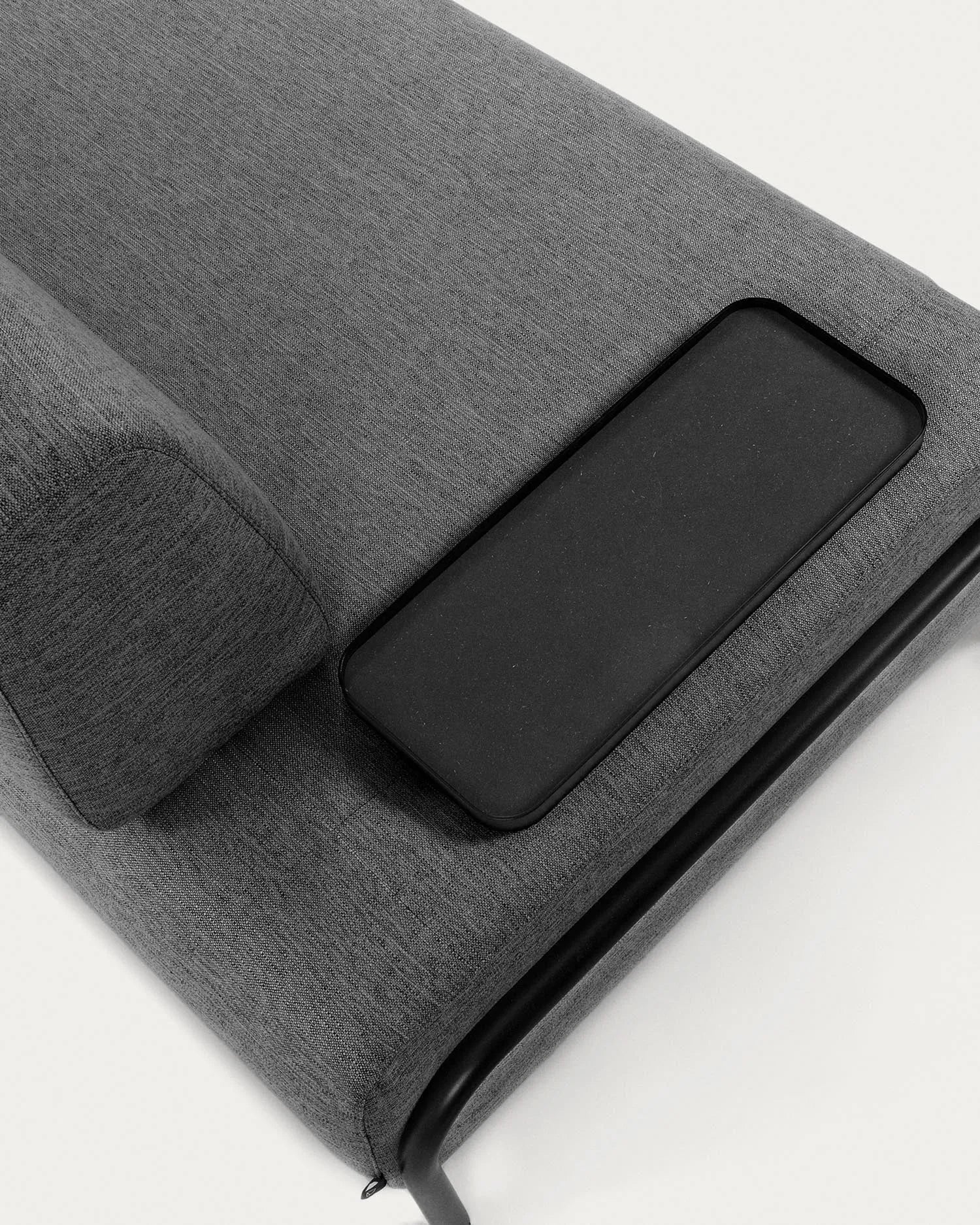 Das Compo 3-Sitzer Modul von Kave Home in Dunkelgrau vereint stilvolles Design und Bequemlichkeit auf 232 cm Länge.
