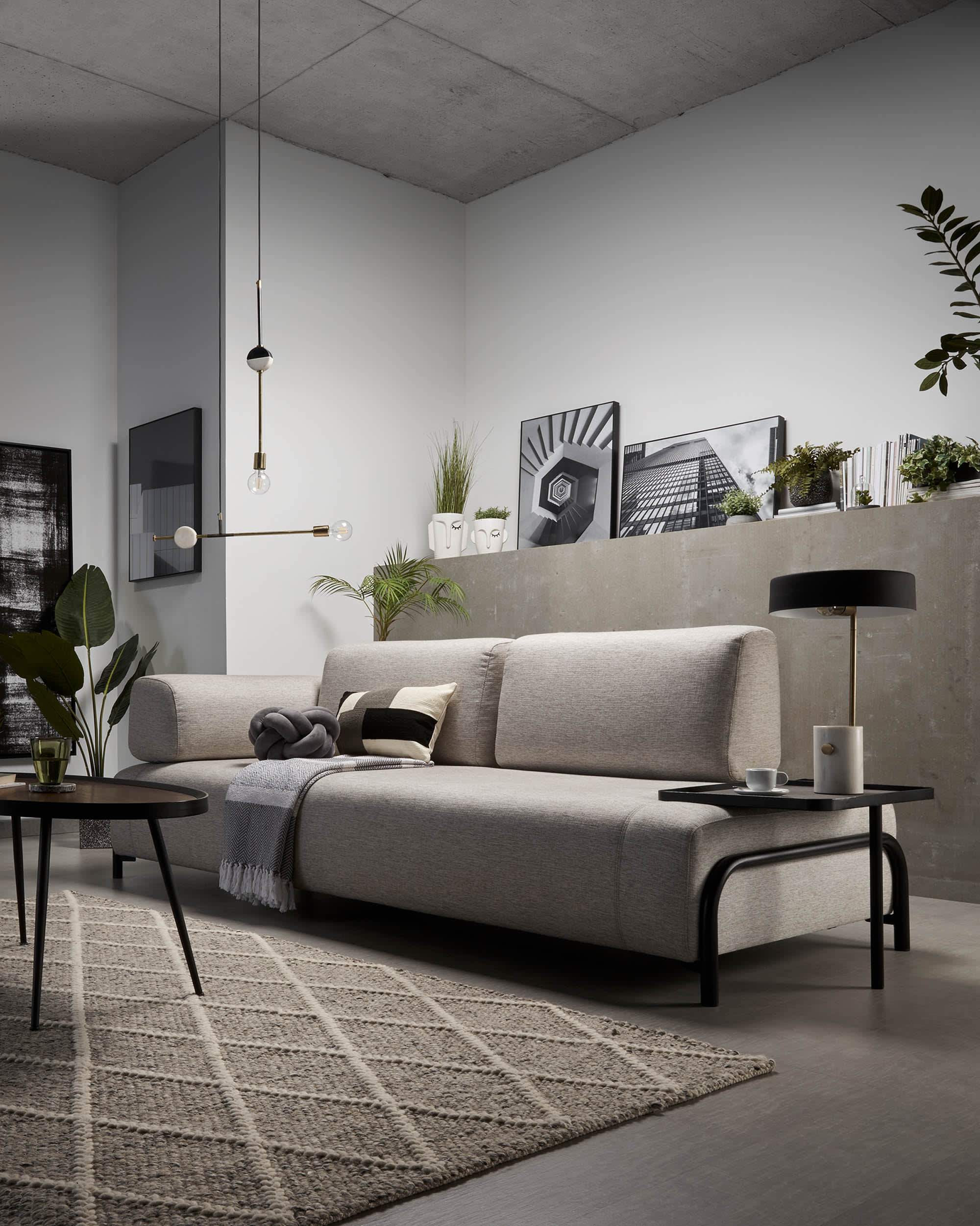 Elegantes 3-Sitzer Sofa in Beige-Grau, 232 cm, mit robustem Stoffbezug und flexiblem, modularem Design.