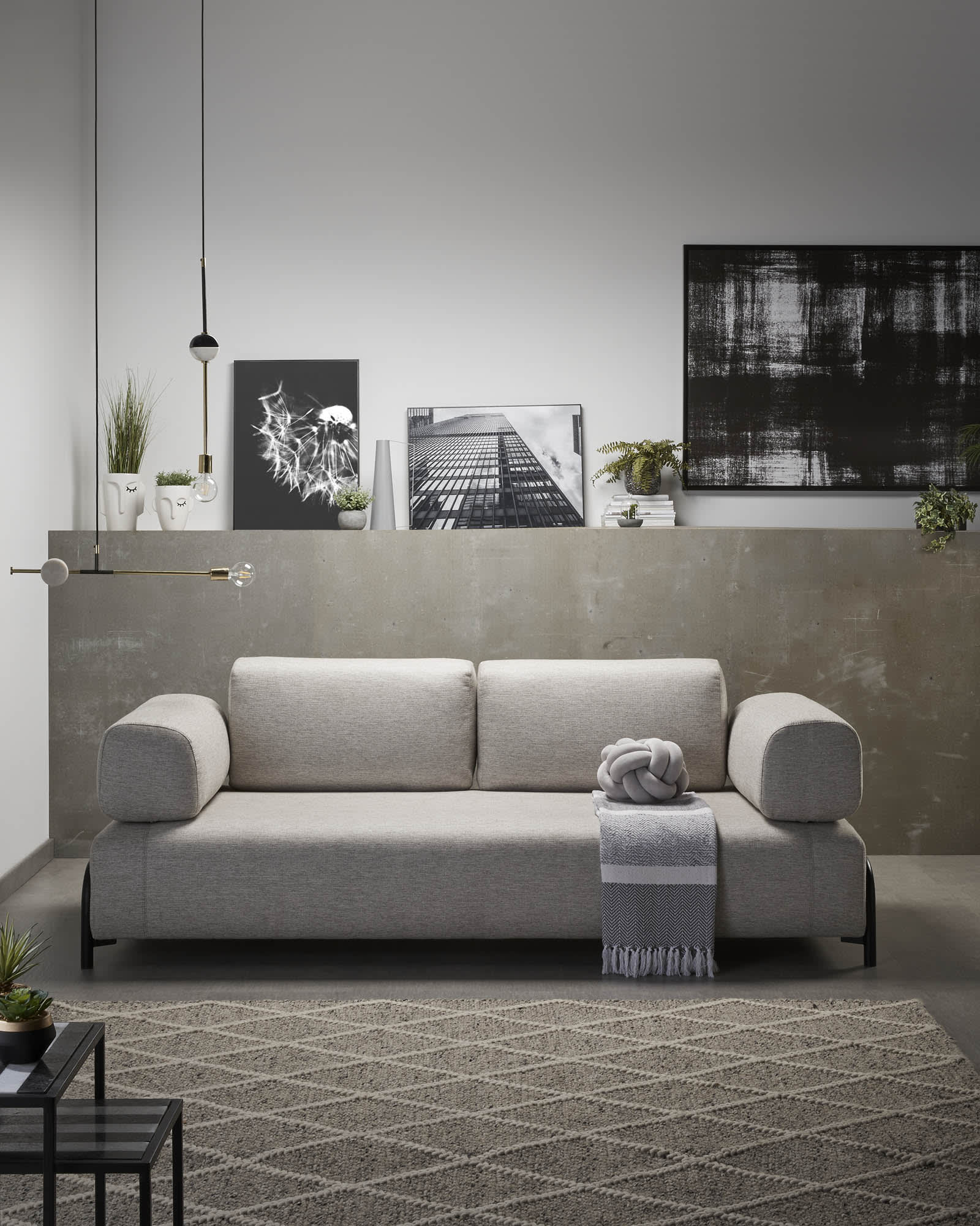 Elegantes 3-Sitzer Sofa in Beige-Grau, 232 cm, mit robustem Stoffbezug und flexiblem, modularem Design.