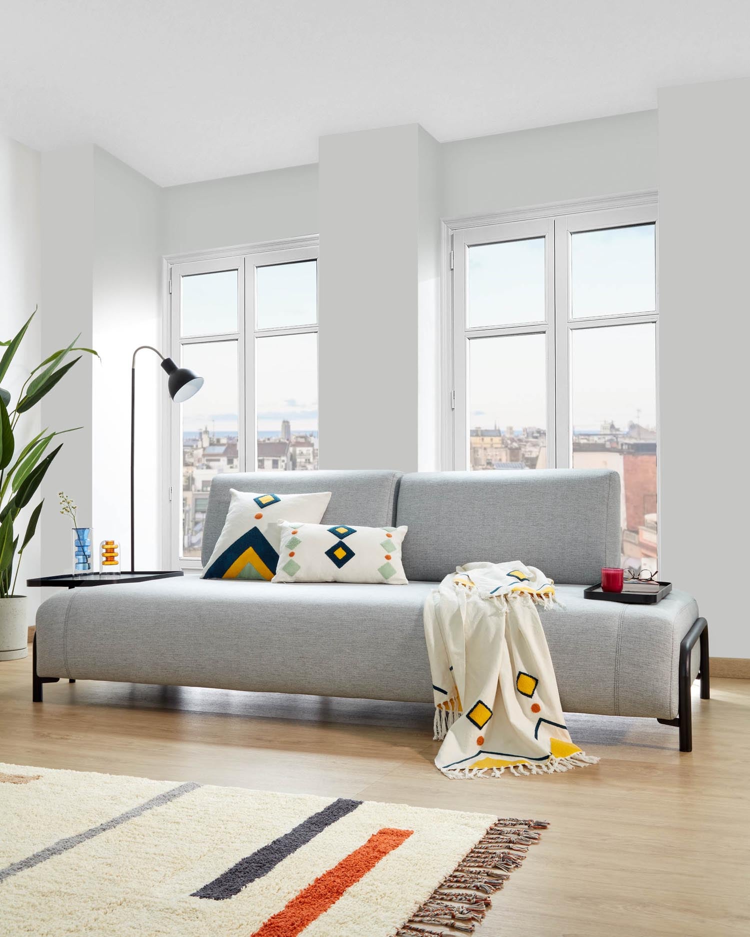 Elegantes, hellgraues 3-Sitzer Sofa von Kave Home, modular und komfortabel, ideal für stilvolle Wohnräume.