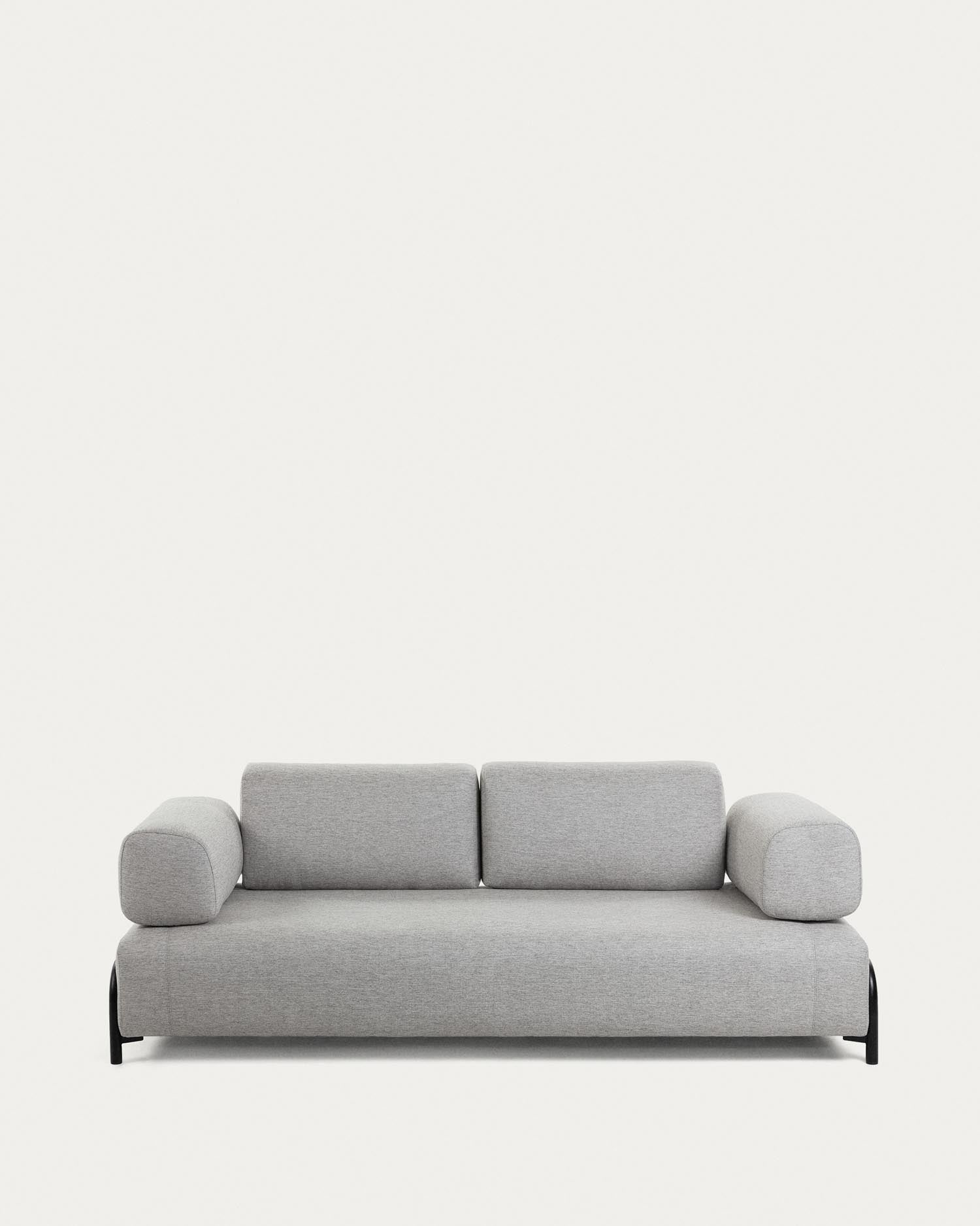 Elegantes, hellgraues 3-Sitzer Sofa von Kave Home, modular und komfortabel, ideal für stilvolle Wohnräume.