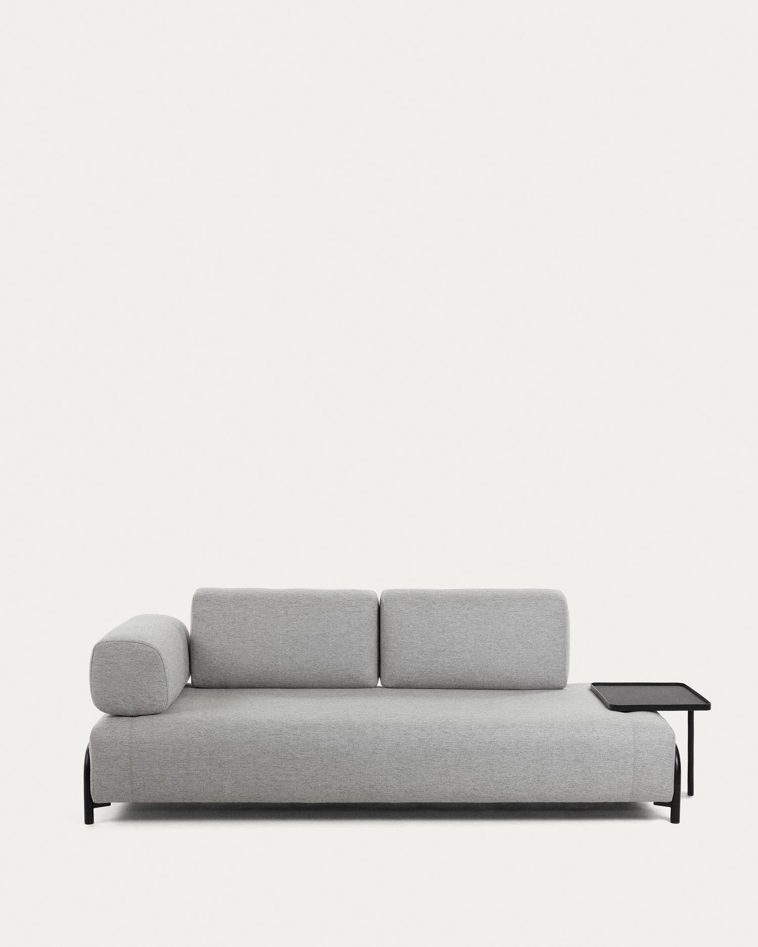 Elegantes, hellgraues 3-Sitzer Sofa von Kave Home, modular und komfortabel, ideal für stilvolle Wohnräume.