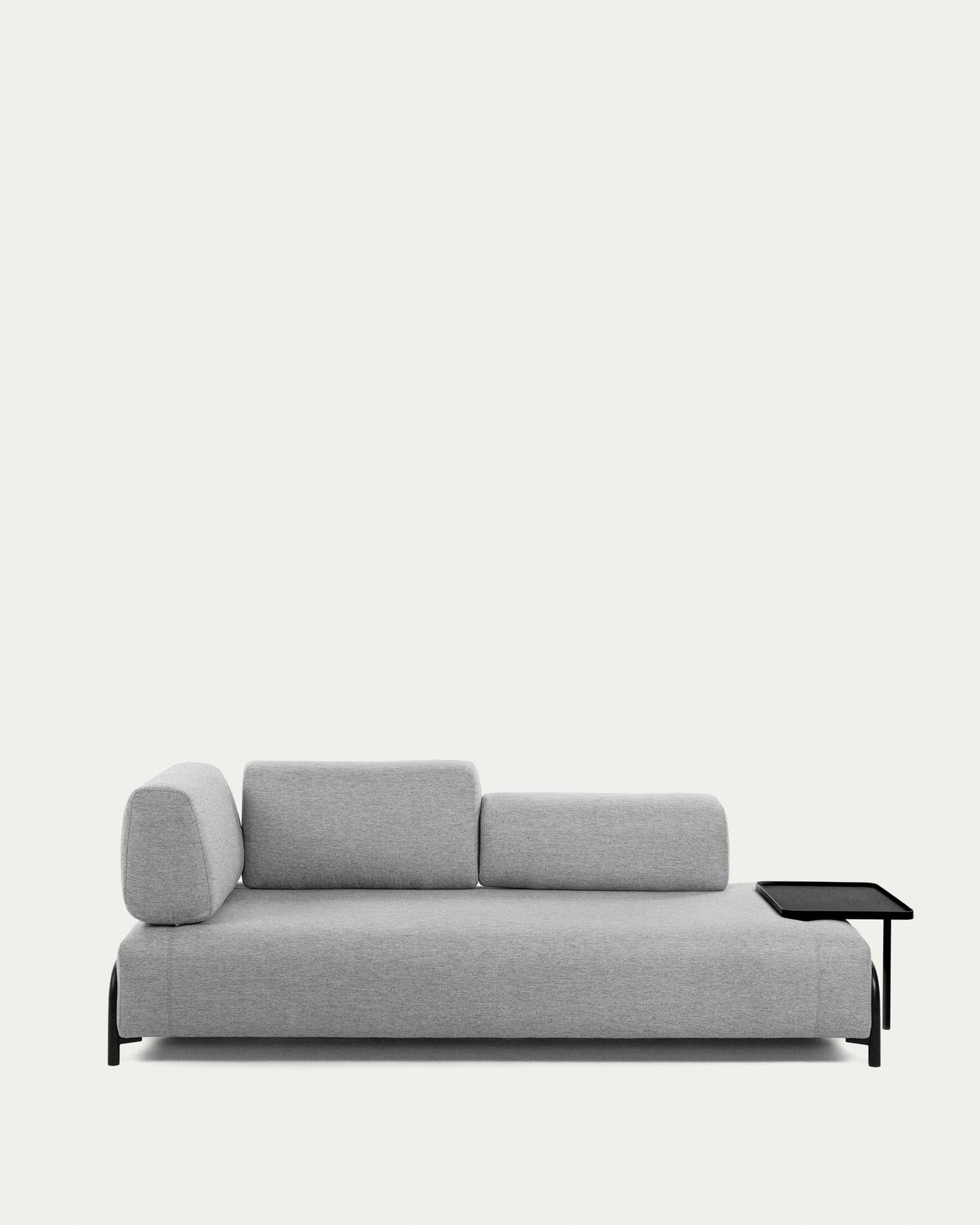 Elegantes, hellgraues 3-Sitzer Sofa von Kave Home, modular und komfortabel, ideal für stilvolle Wohnräume.